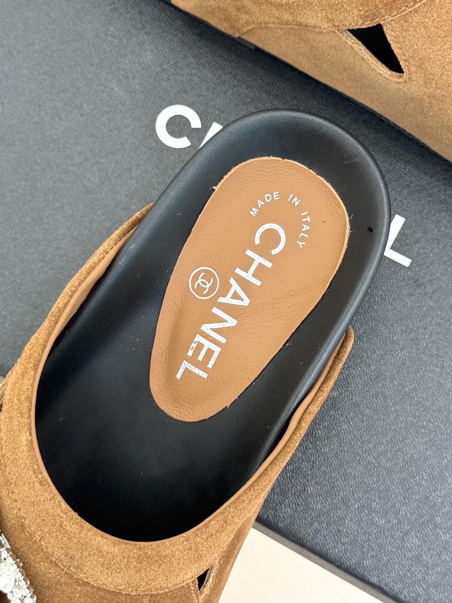 CHANE*|小香经典水钻双C复古
勃肯拖鞋半拖
这一季的水钻勃肯拖鞋实在太美了!
水钻双C设计 经典