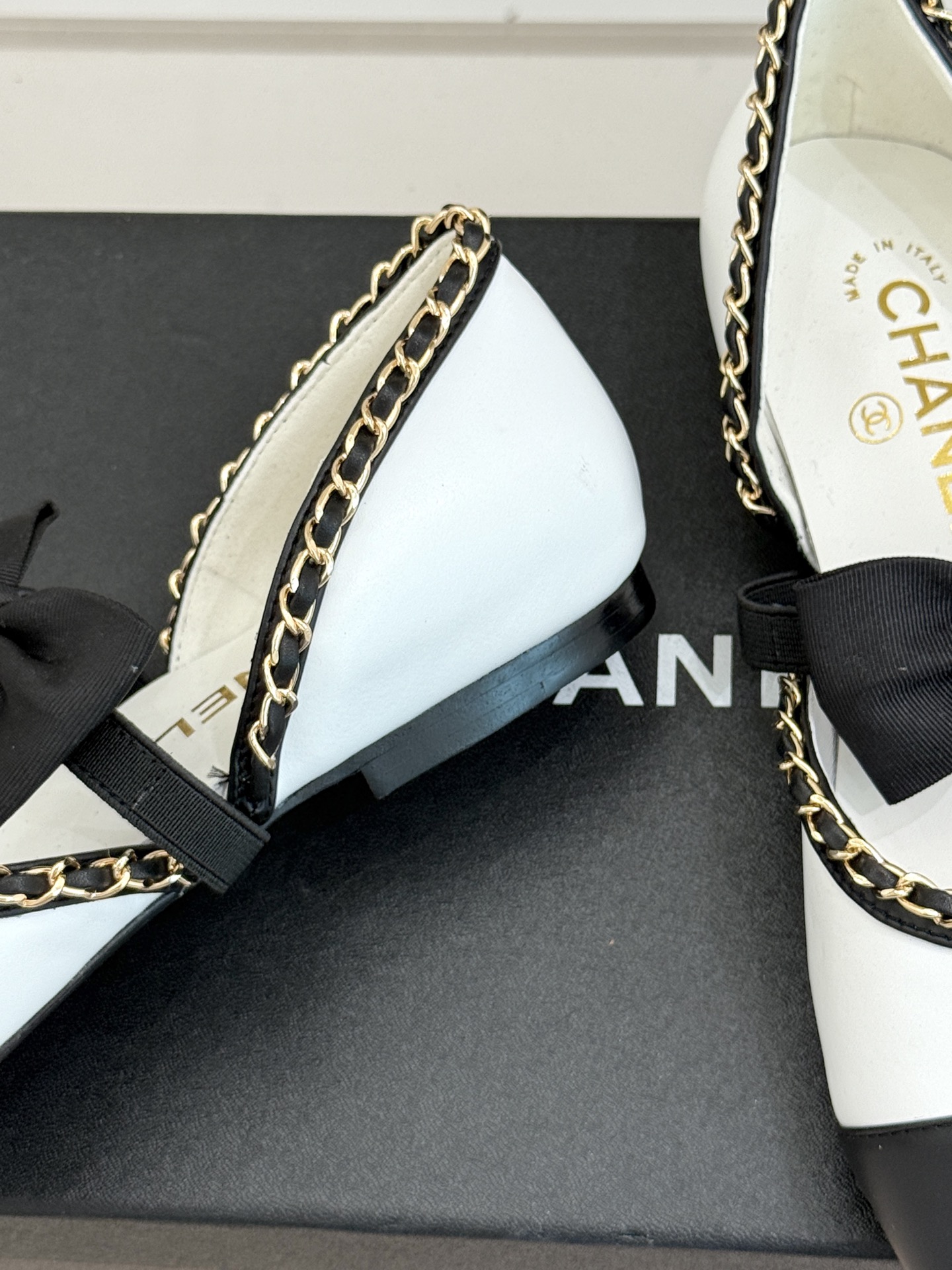CHANE*｜小香25。春夏新品
中空链条蝴蝶结玛丽珍鞋
法式风情 真是美到心尖尖上啦！
优雅又浪漫的仙