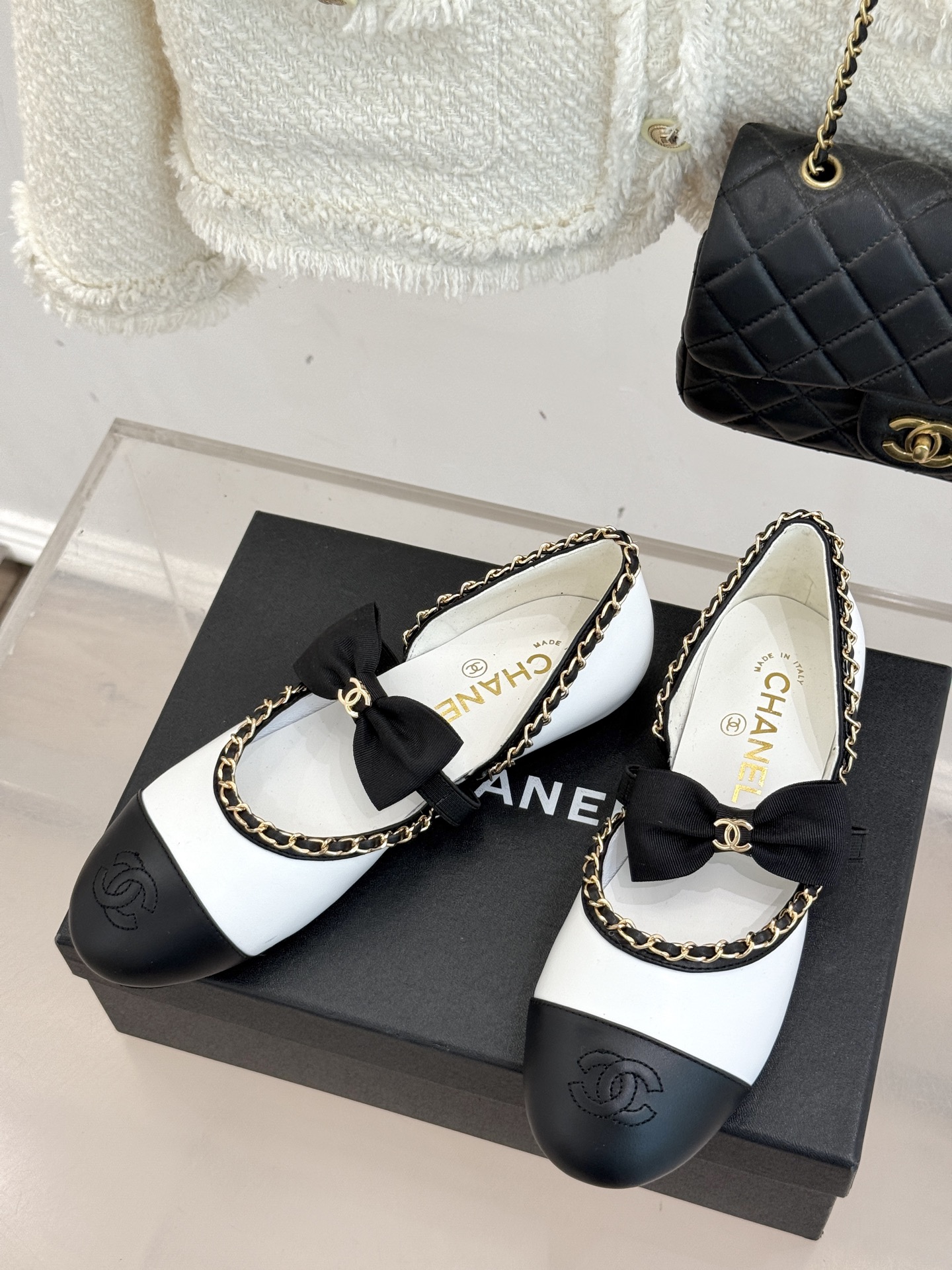 CHANE*｜小香25。春夏新品
中空链条蝴蝶结玛丽珍鞋
法式风情 真是美到心尖尖上啦！
优雅又浪漫的仙