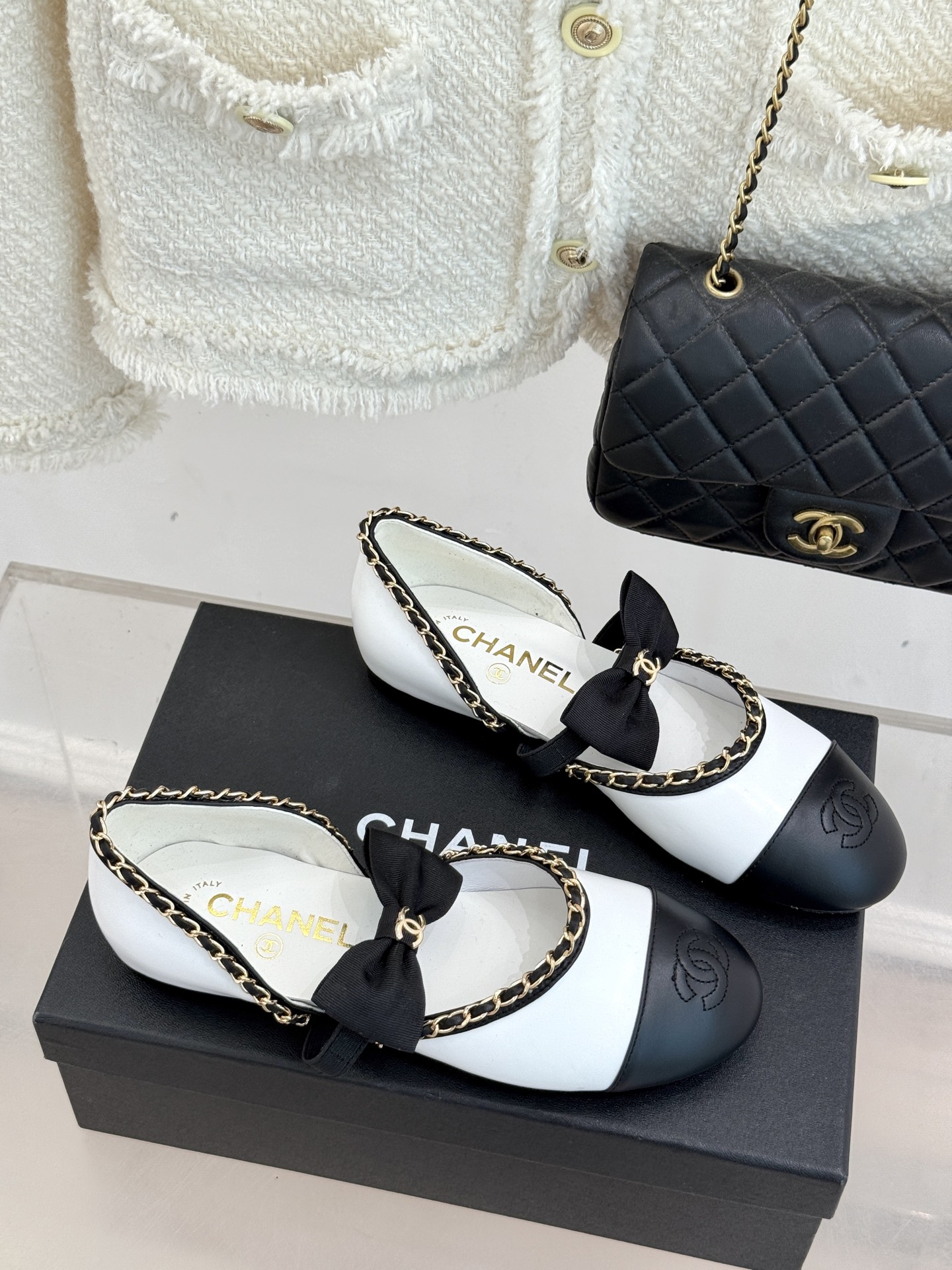 CHANE*｜小香25。春夏新品
中空链条蝴蝶结玛丽珍鞋
法式风情 真是美到心尖尖上啦！
优雅又浪漫的仙