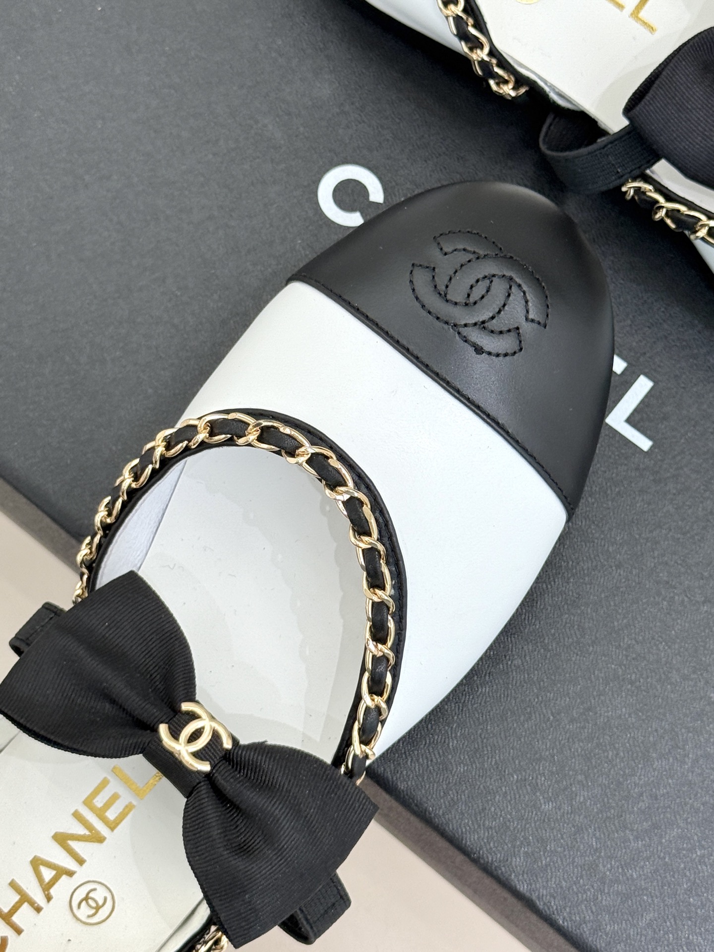 CHANE*｜小香25。春夏新品
中空链条蝴蝶结玛丽珍鞋
法式风情 真是美到心尖尖上啦！
优雅又浪漫的仙