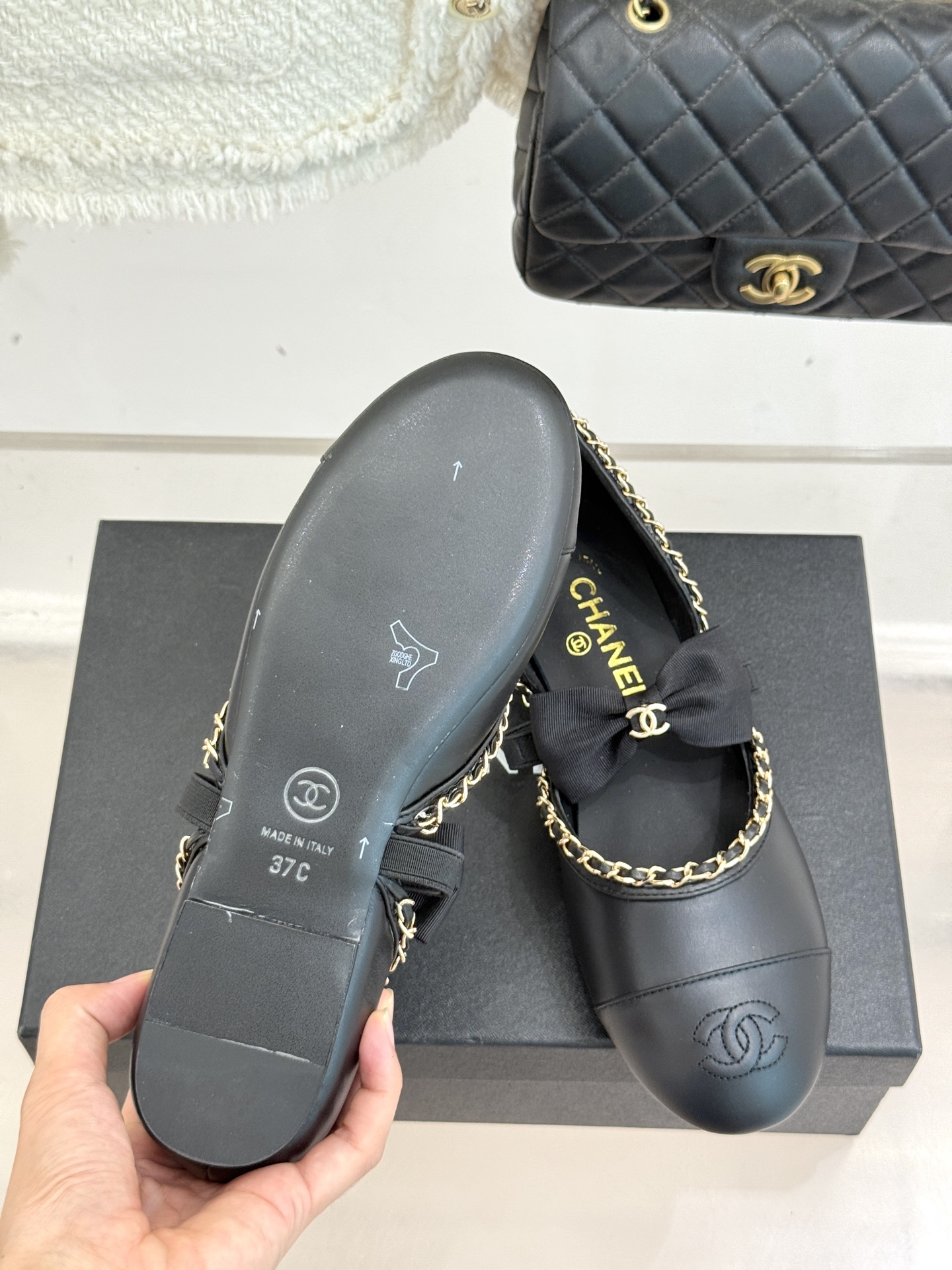 CHANE*｜小香25。春夏新品
中空链条蝴蝶结玛丽珍鞋
法式风情 真是美到心尖尖上啦！
优雅又浪漫的仙
