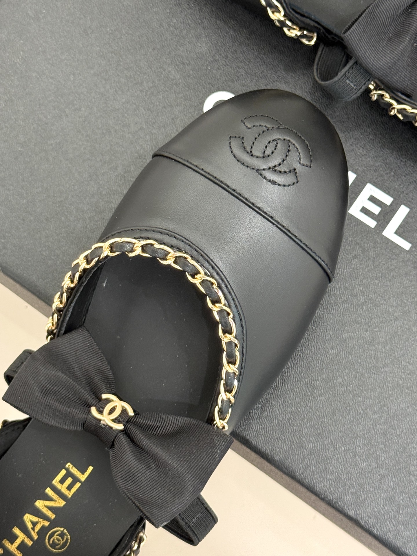CHANE*｜小香25。春夏新品
中空链条蝴蝶结玛丽珍鞋
法式风情 真是美到心尖尖上啦！
优雅又浪漫的仙