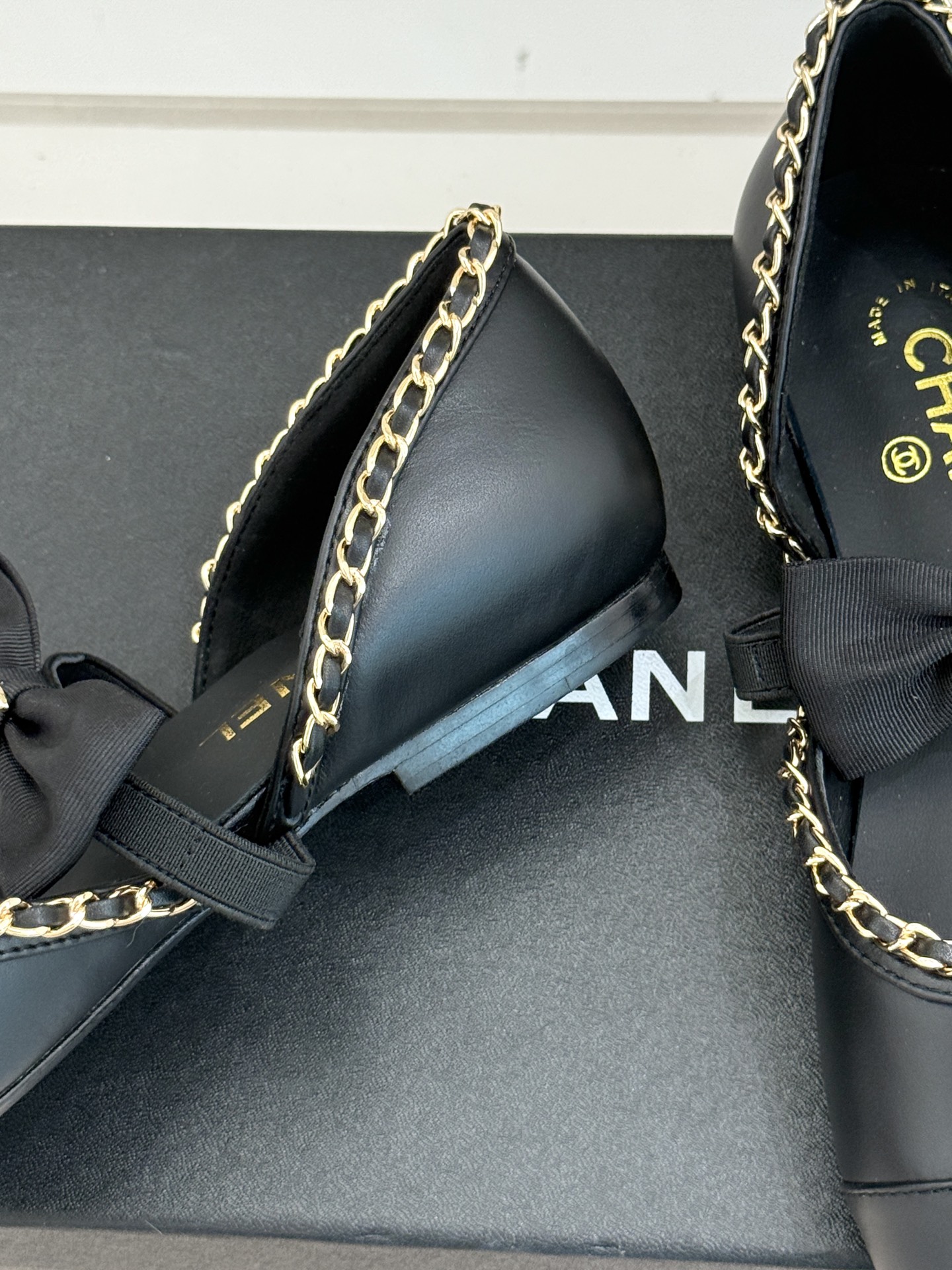 CHANE*｜小香25。春夏新品
中空链条蝴蝶结玛丽珍鞋
法式风情 真是美到心尖尖上啦！
优雅又浪漫的仙