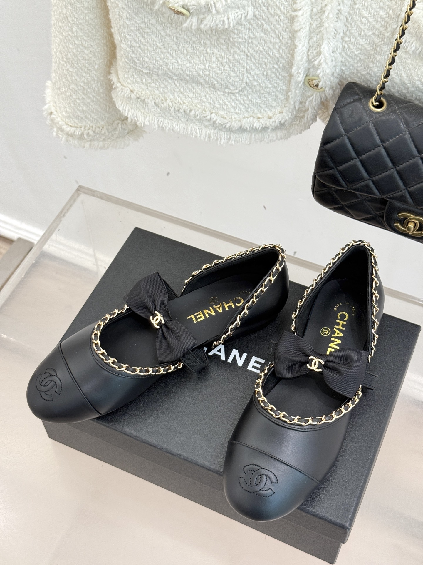CHANE*｜小香25。春夏新品
中空链条蝴蝶结玛丽珍鞋
法式风情 真是美到心尖尖上啦！
优雅又浪漫的仙
