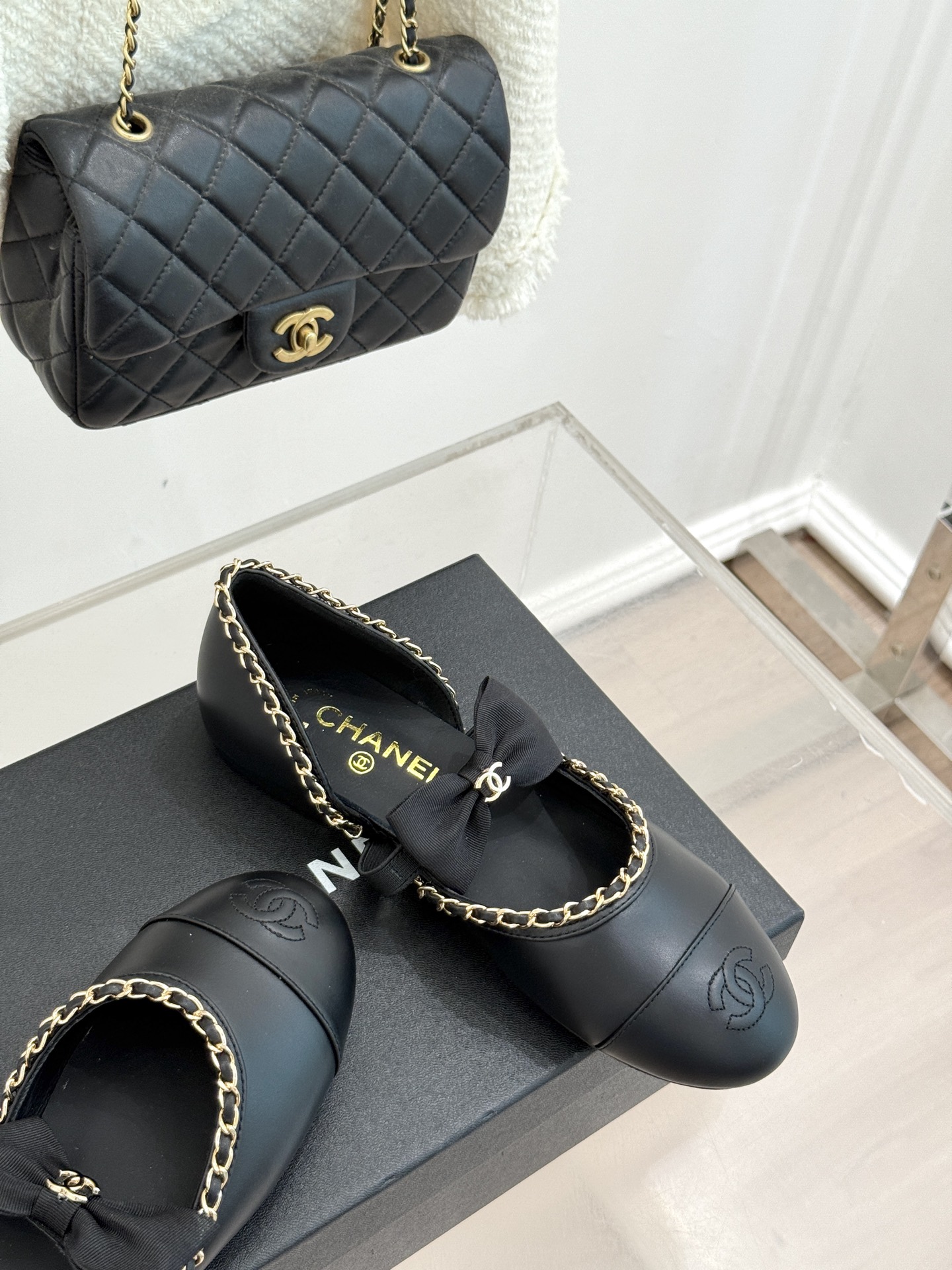 CHANE*｜小香25。春夏新品
中空链条蝴蝶结玛丽珍鞋
法式风情 真是美到心尖尖上啦！
优雅又浪漫的仙