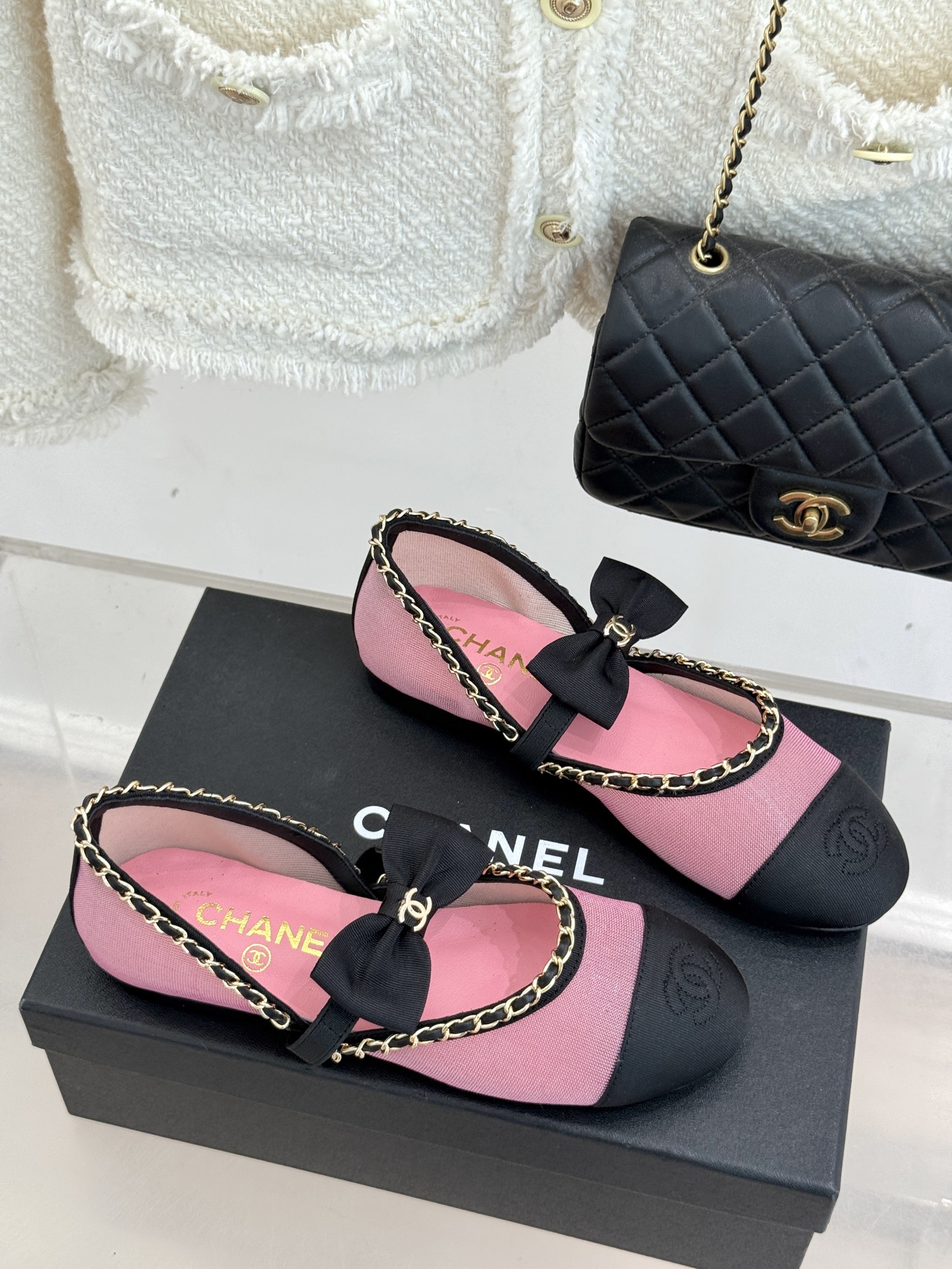 CHANE*｜小香25。春夏新品
中空链条蝴蝶结玛丽珍鞋
法式风情 真是美到心尖尖上啦！
优雅又浪漫的仙