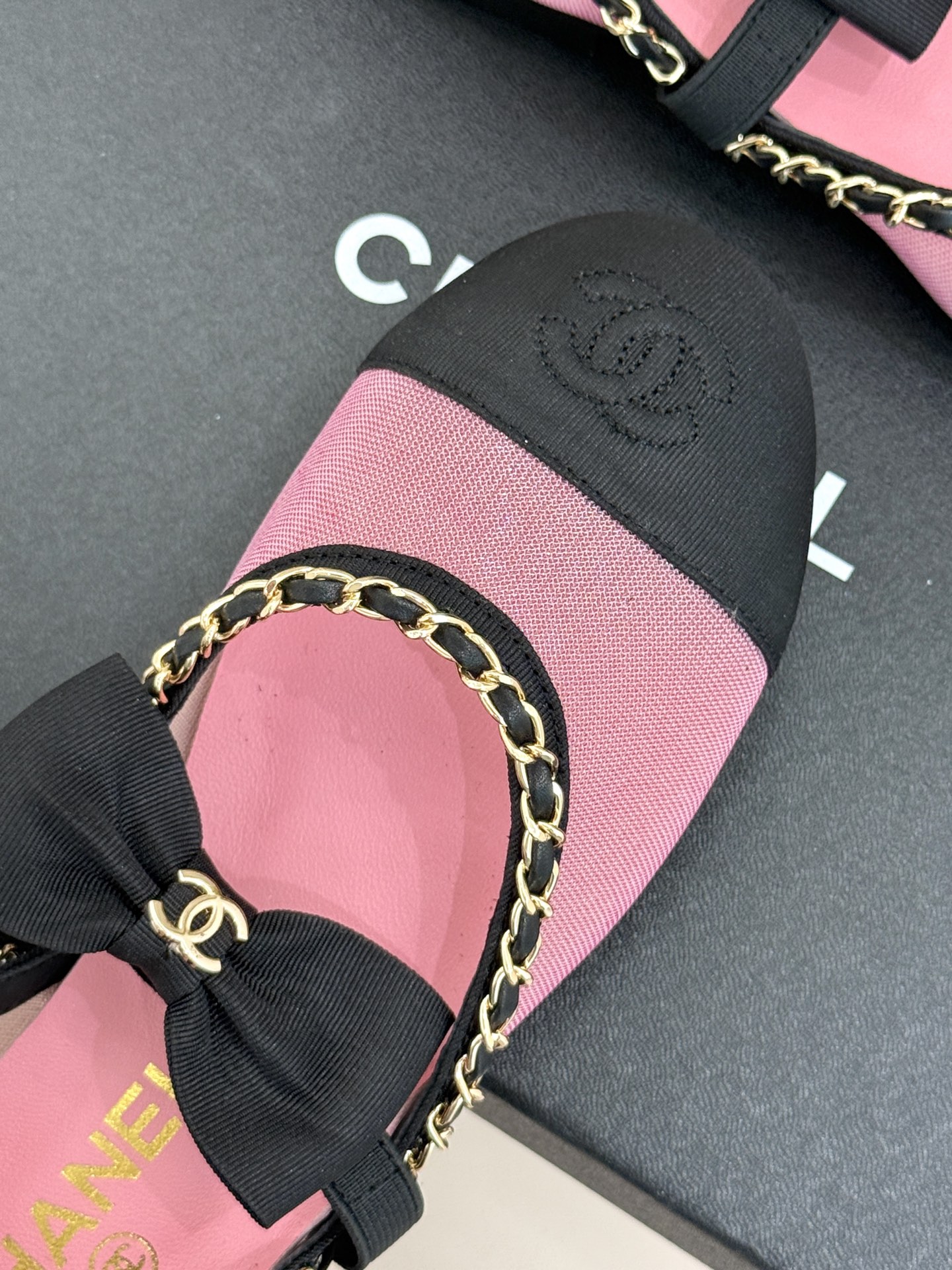 CHANE*｜小香25。春夏新品
中空链条蝴蝶结玛丽珍鞋
法式风情 真是美到心尖尖上啦！
优雅又浪漫的仙