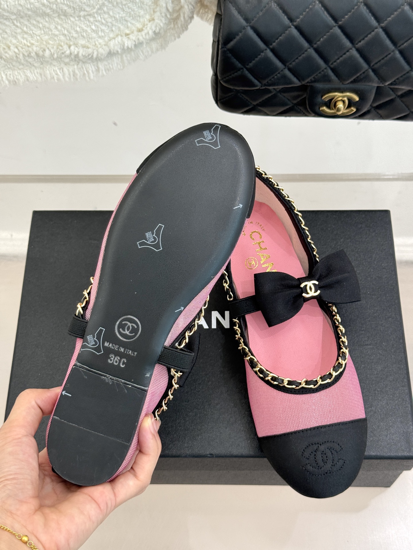 CHANE*｜小香25。春夏新品
中空链条蝴蝶结玛丽珍鞋
法式风情 真是美到心尖尖上啦！
优雅又浪漫的仙
