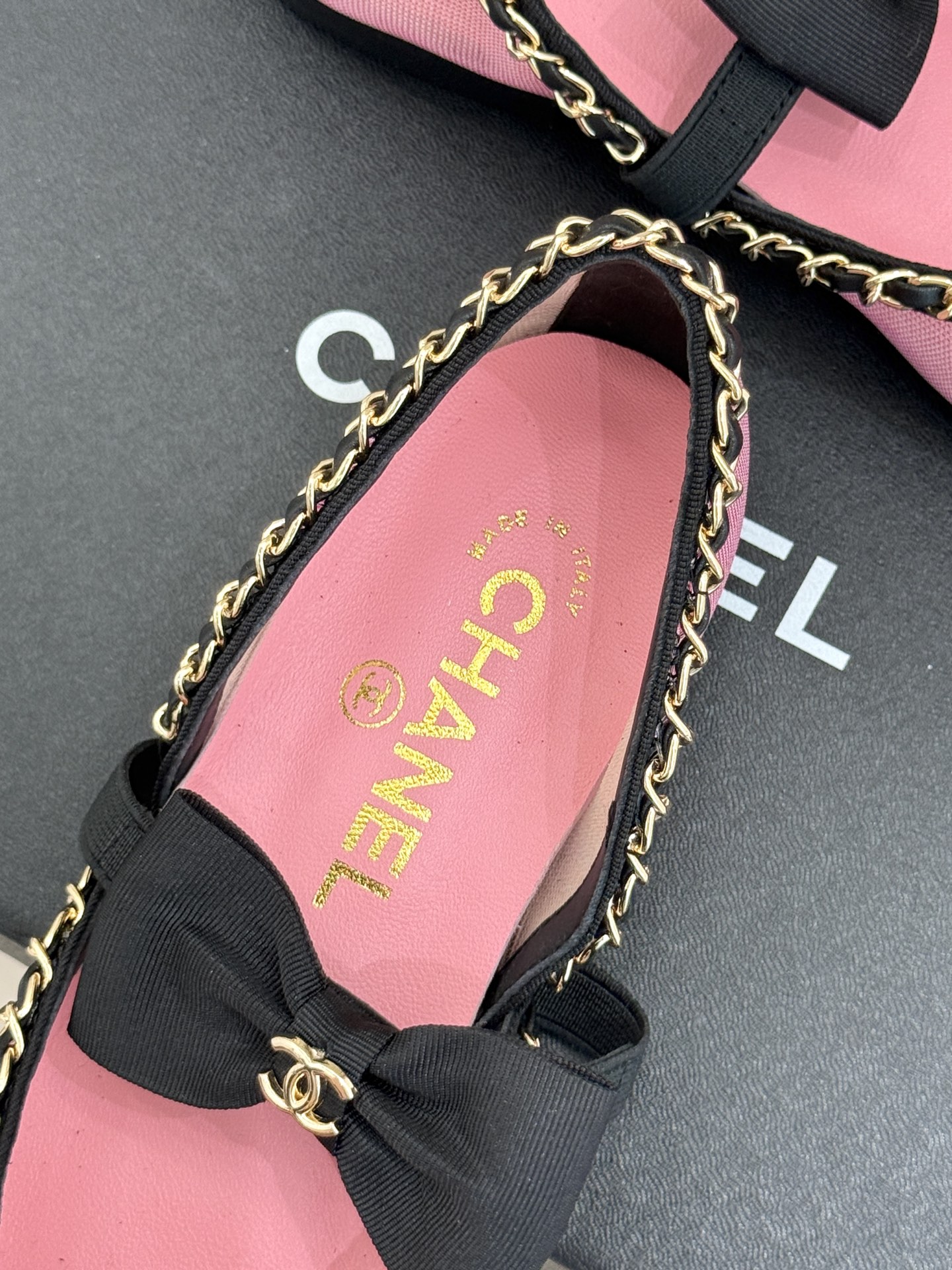 CHANE*｜小香25。春夏新品
中空链条蝴蝶结玛丽珍鞋
法式风情 真是美到心尖尖上啦！
优雅又浪漫的仙