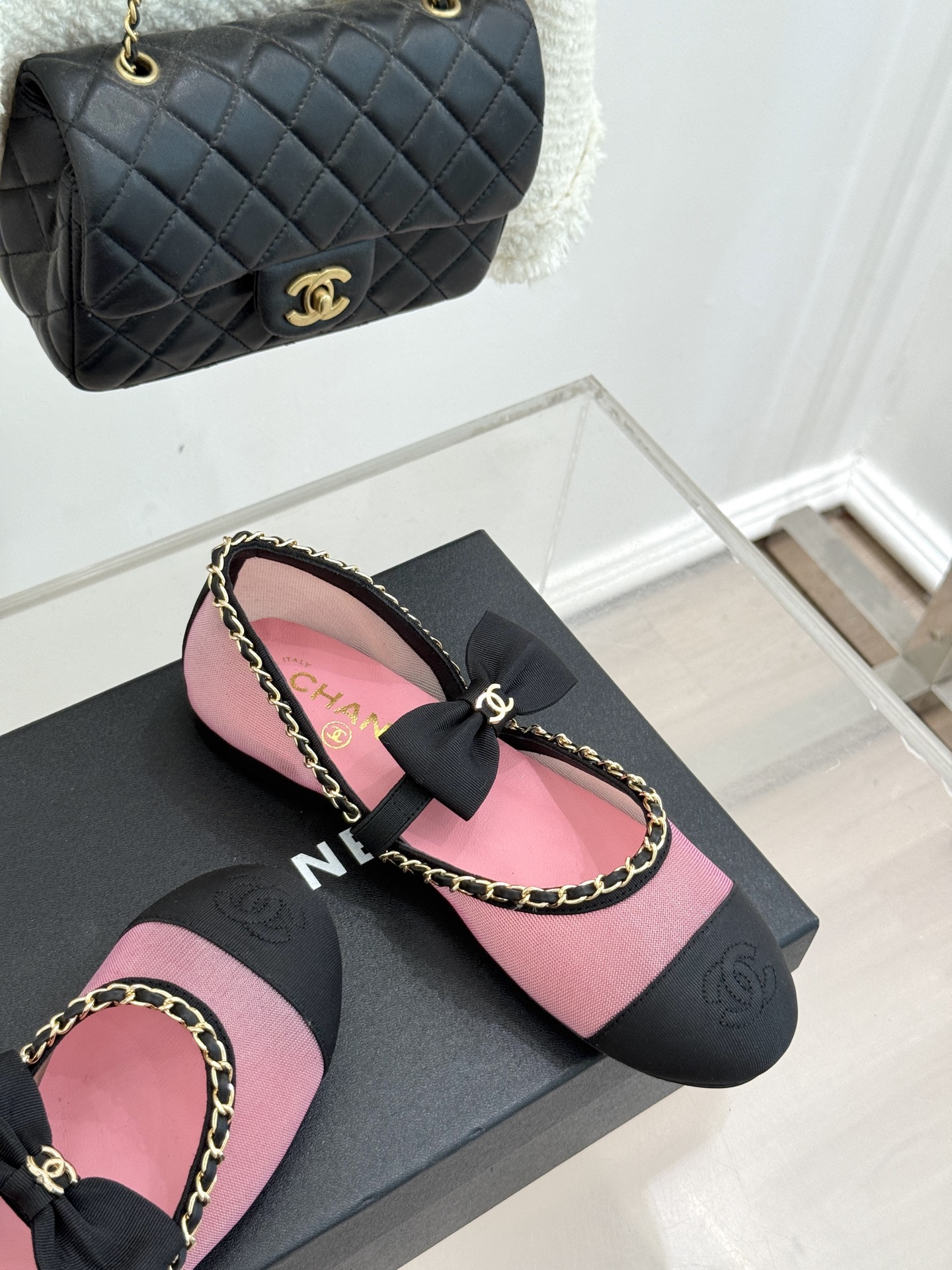 CHANE*｜小香25。春夏新品
中空链条蝴蝶结玛丽珍鞋
法式风情 真是美到心尖尖上啦！
优雅又浪漫的仙
