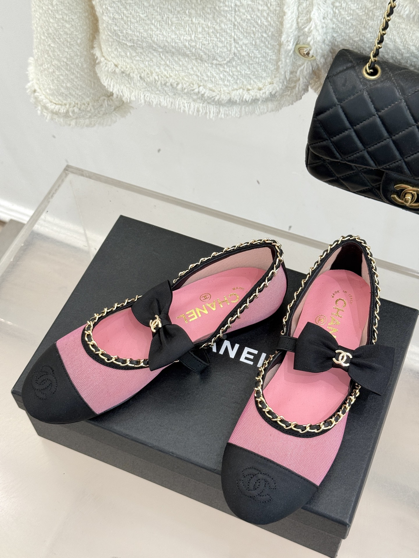 CHANE*｜小香25。春夏新品
中空链条蝴蝶结玛丽珍鞋
法式风情 真是美到心尖尖上啦！
优雅又浪漫的仙