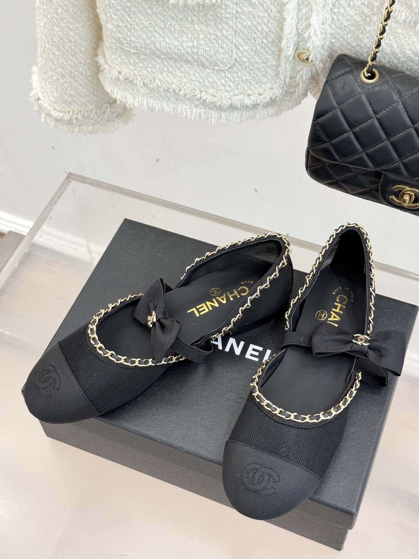 CHANE*｜小香25。春夏新品
中空链条蝴蝶结玛丽珍鞋
法式风情 真是美到心尖尖上啦！
优雅又浪漫的仙
