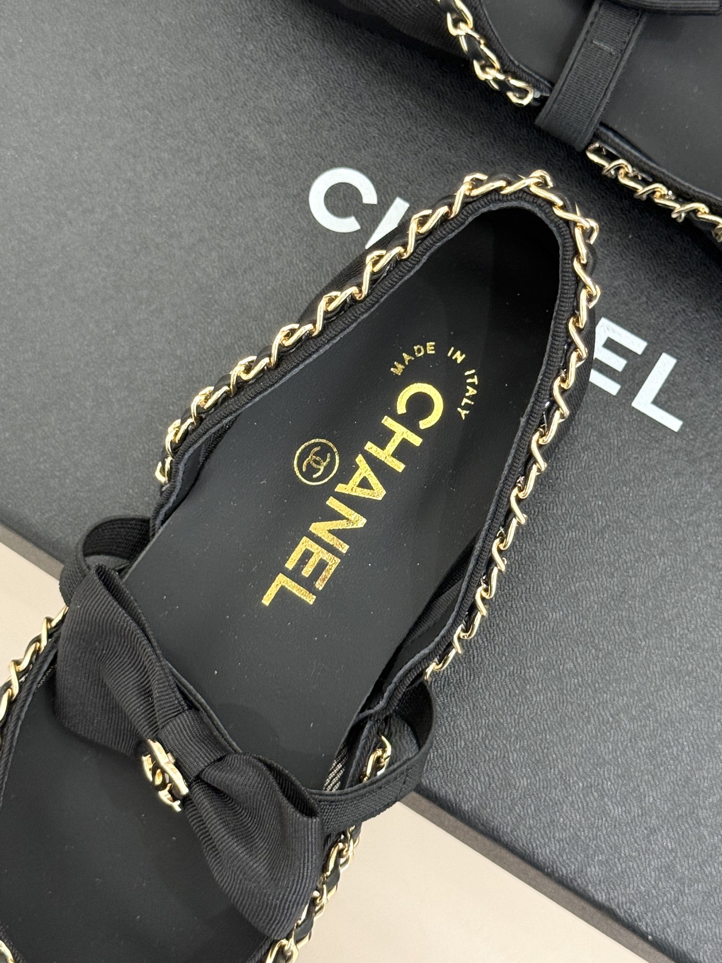 CHANE*｜小香25。春夏新品
中空链条蝴蝶结玛丽珍鞋
法式风情 真是美到心尖尖上啦！
优雅又浪漫的仙