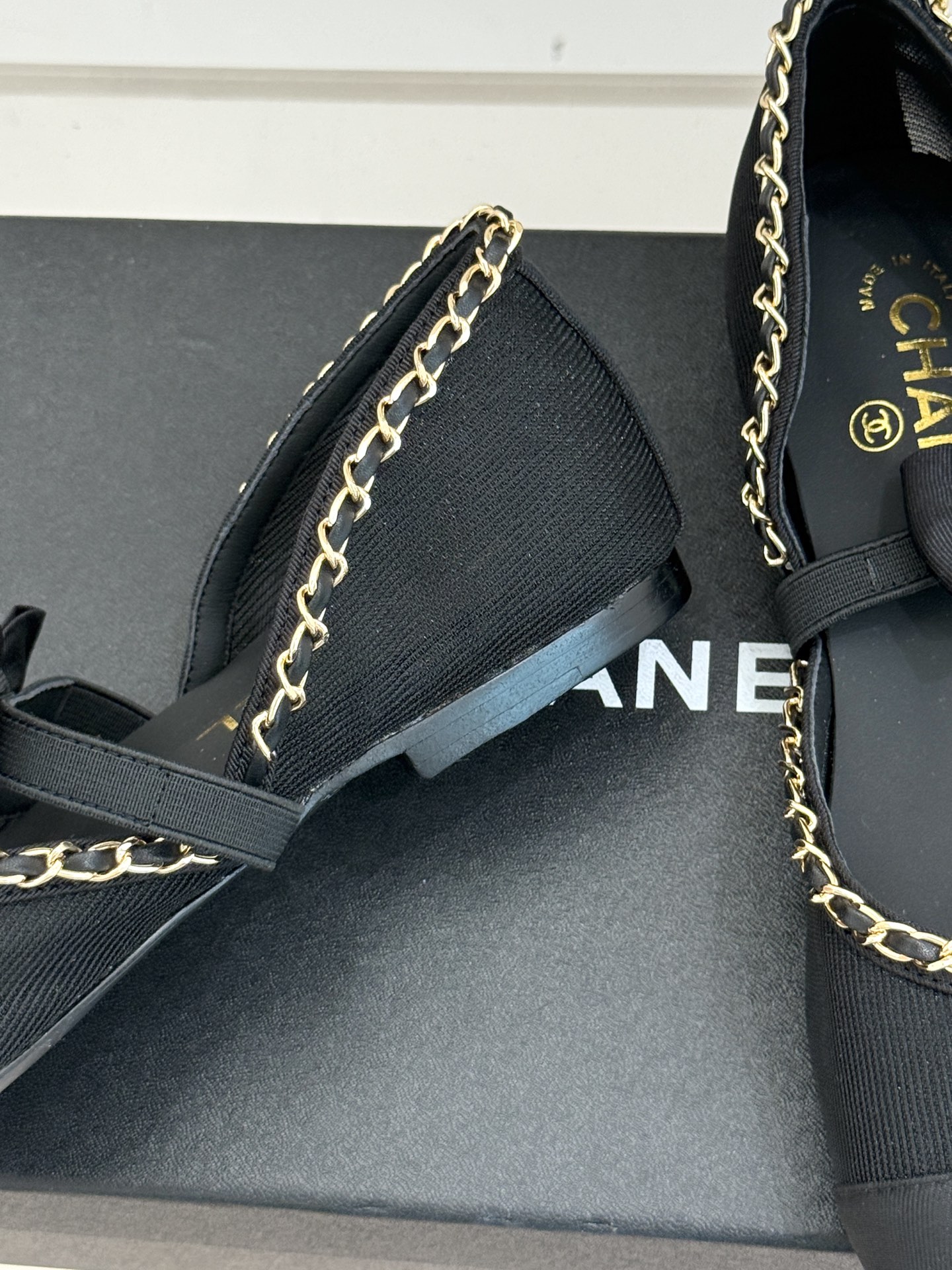 CHANE*｜小香25。春夏新品
中空链条蝴蝶结玛丽珍鞋
法式风情 真是美到心尖尖上啦！
优雅又浪漫的仙