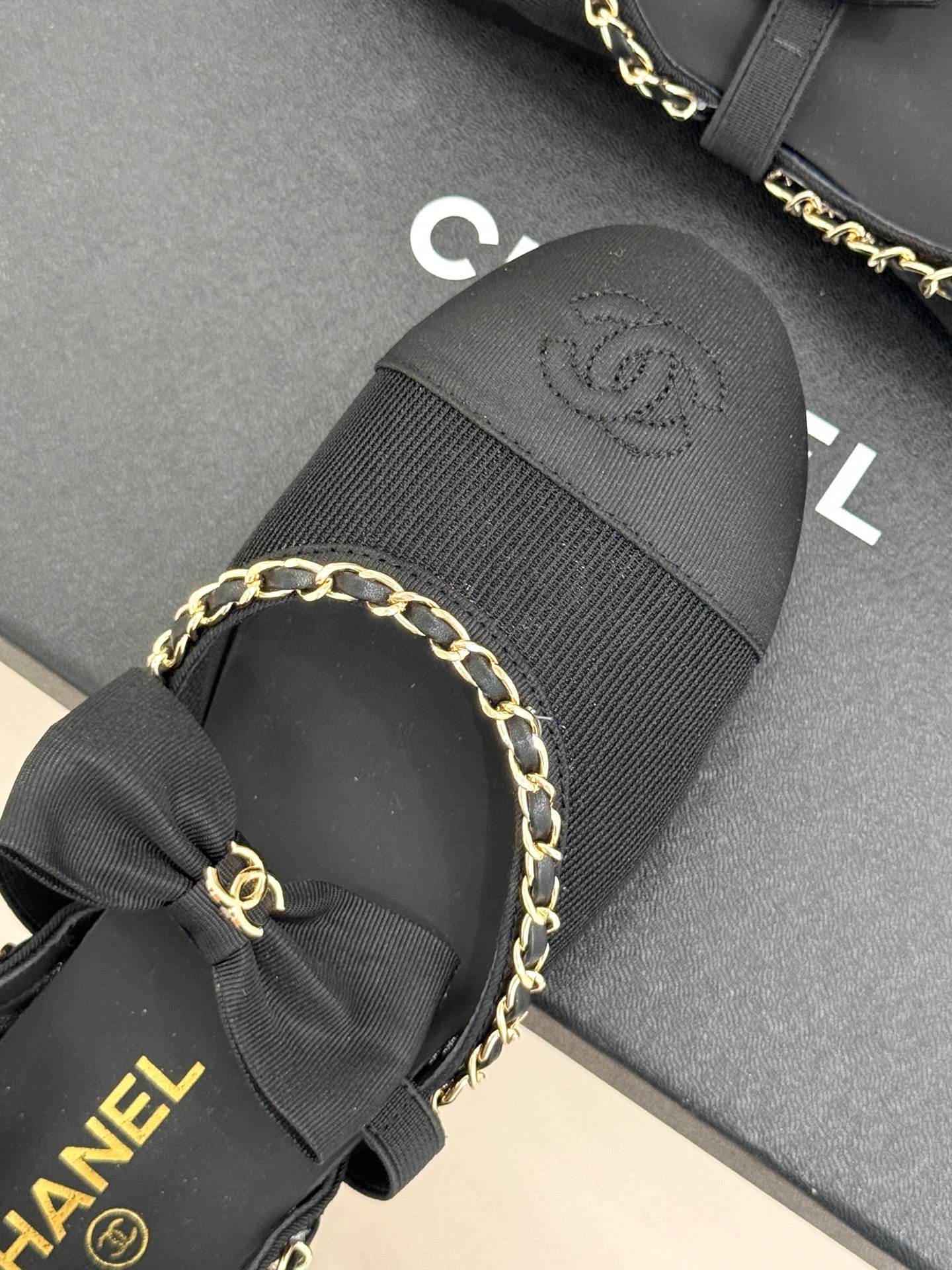 CHANE*｜小香25。春夏新品
中空链条蝴蝶结玛丽珍鞋
法式风情 真是美到心尖尖上啦！
优雅又浪漫的仙