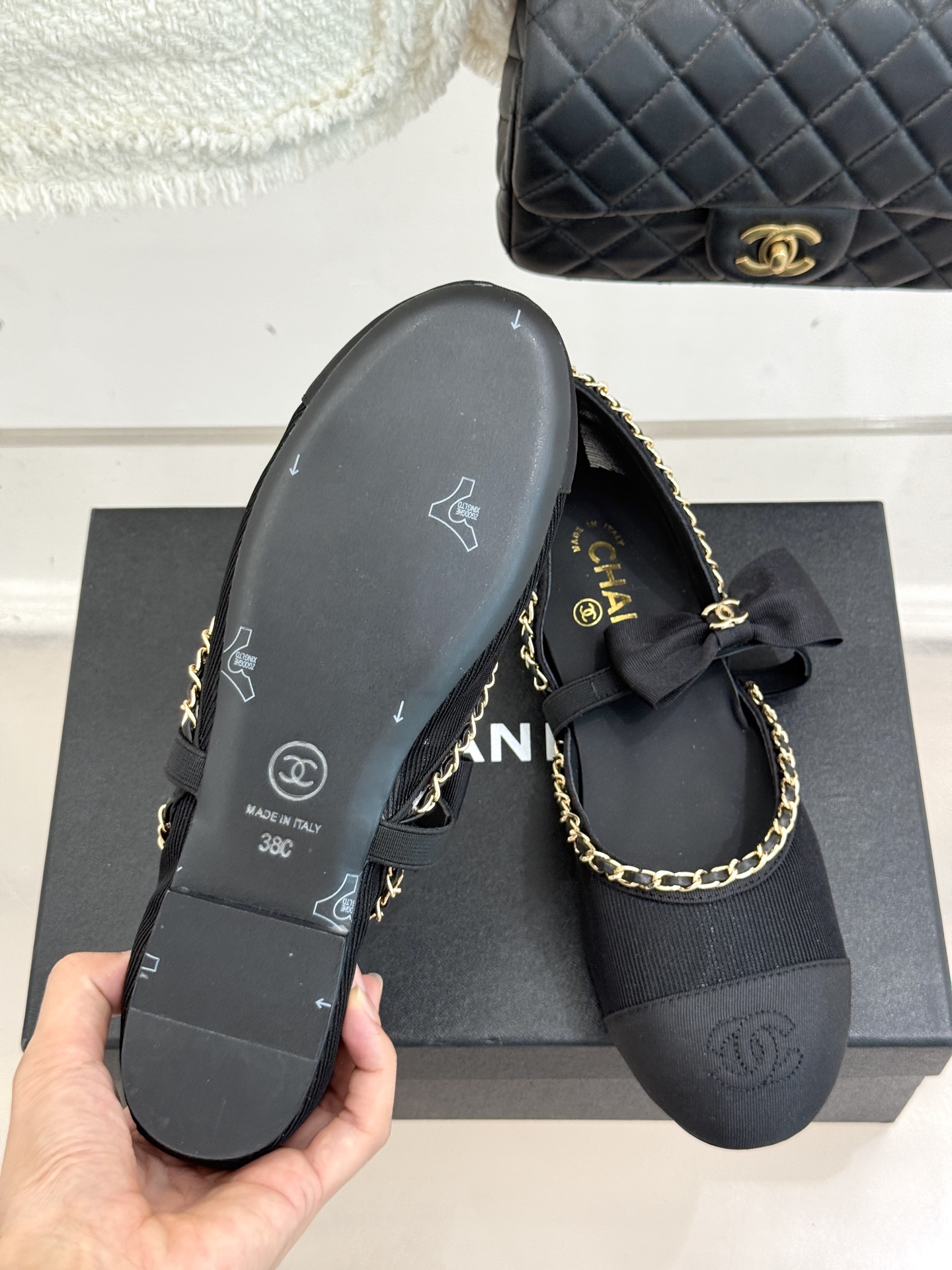 CHANE*｜小香25。春夏新品
中空链条蝴蝶结玛丽珍鞋
法式风情 真是美到心尖尖上啦！
优雅又浪漫的仙