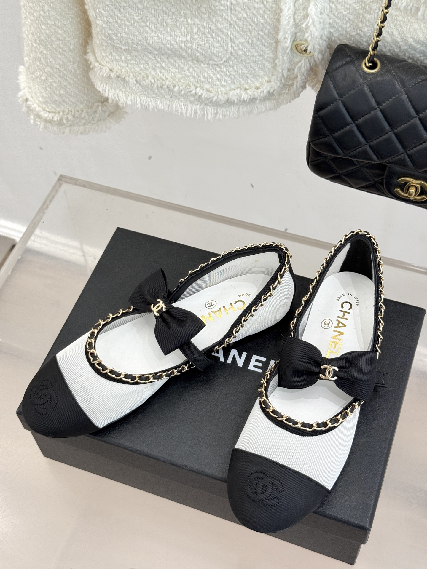 CHANE*｜小香25。春夏新品
中空链条蝴蝶结玛丽珍鞋
法式风情 真是美到心尖尖上啦！
优雅又浪漫的仙