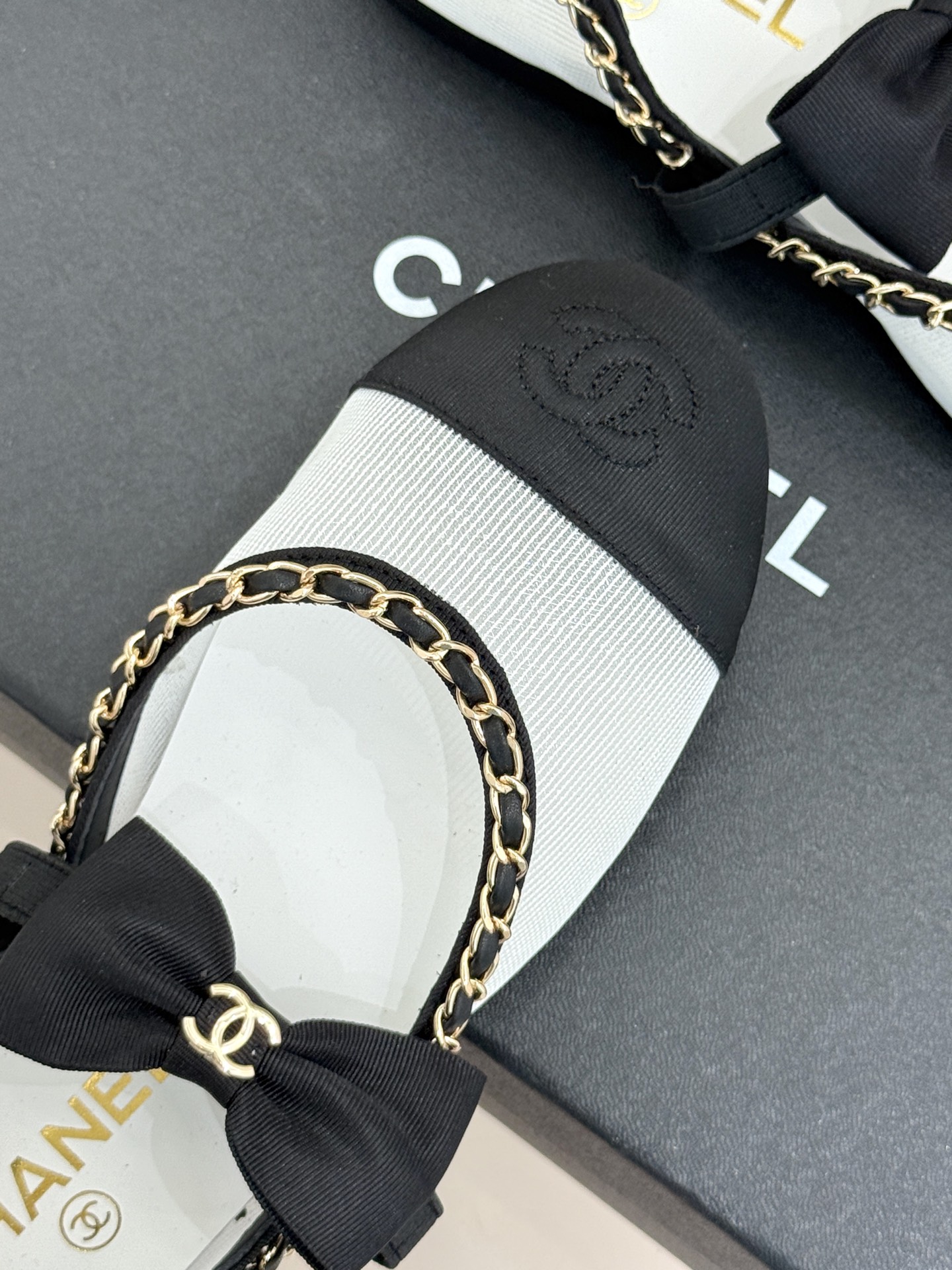 CHANE*｜小香25。春夏新品
中空链条蝴蝶结玛丽珍鞋
法式风情 真是美到心尖尖上啦！
优雅又浪漫的仙