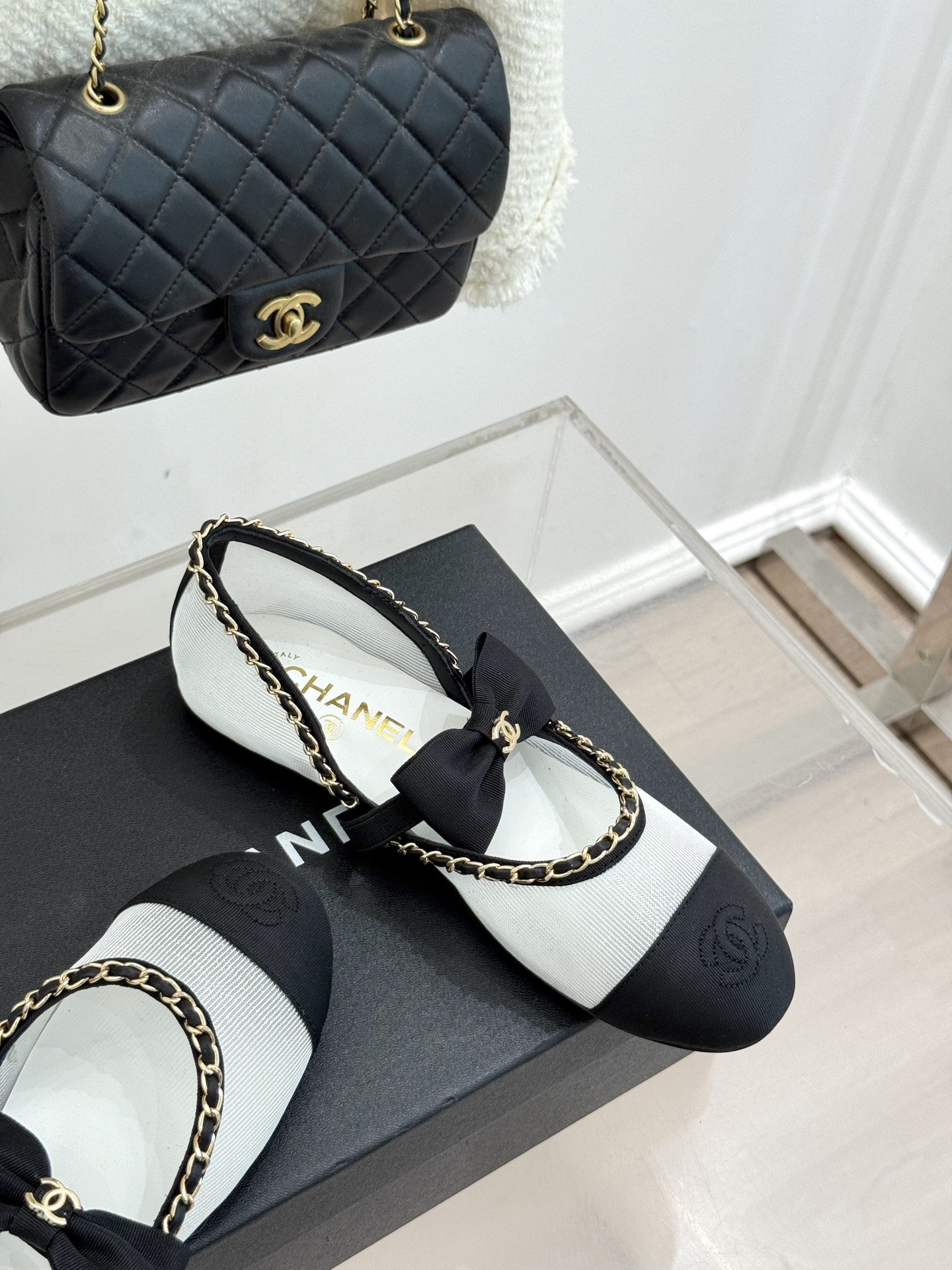 CHANE*｜小香25。春夏新品
中空链条蝴蝶结玛丽珍鞋
法式风情 真是美到心尖尖上啦！
优雅又浪漫的仙