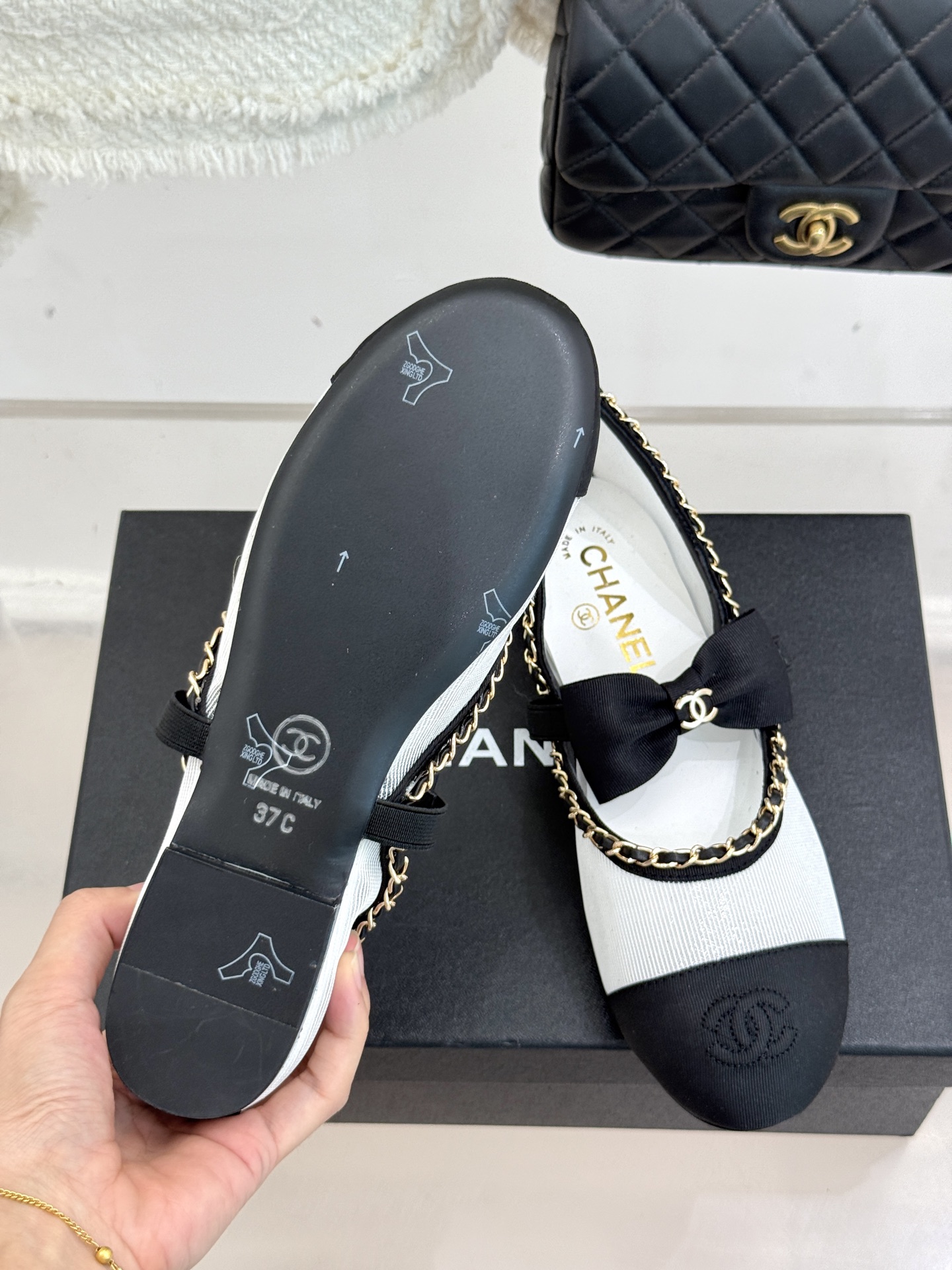 CHANE*｜小香25。春夏新品
中空链条蝴蝶结玛丽珍鞋
法式风情 真是美到心尖尖上啦！
优雅又浪漫的仙