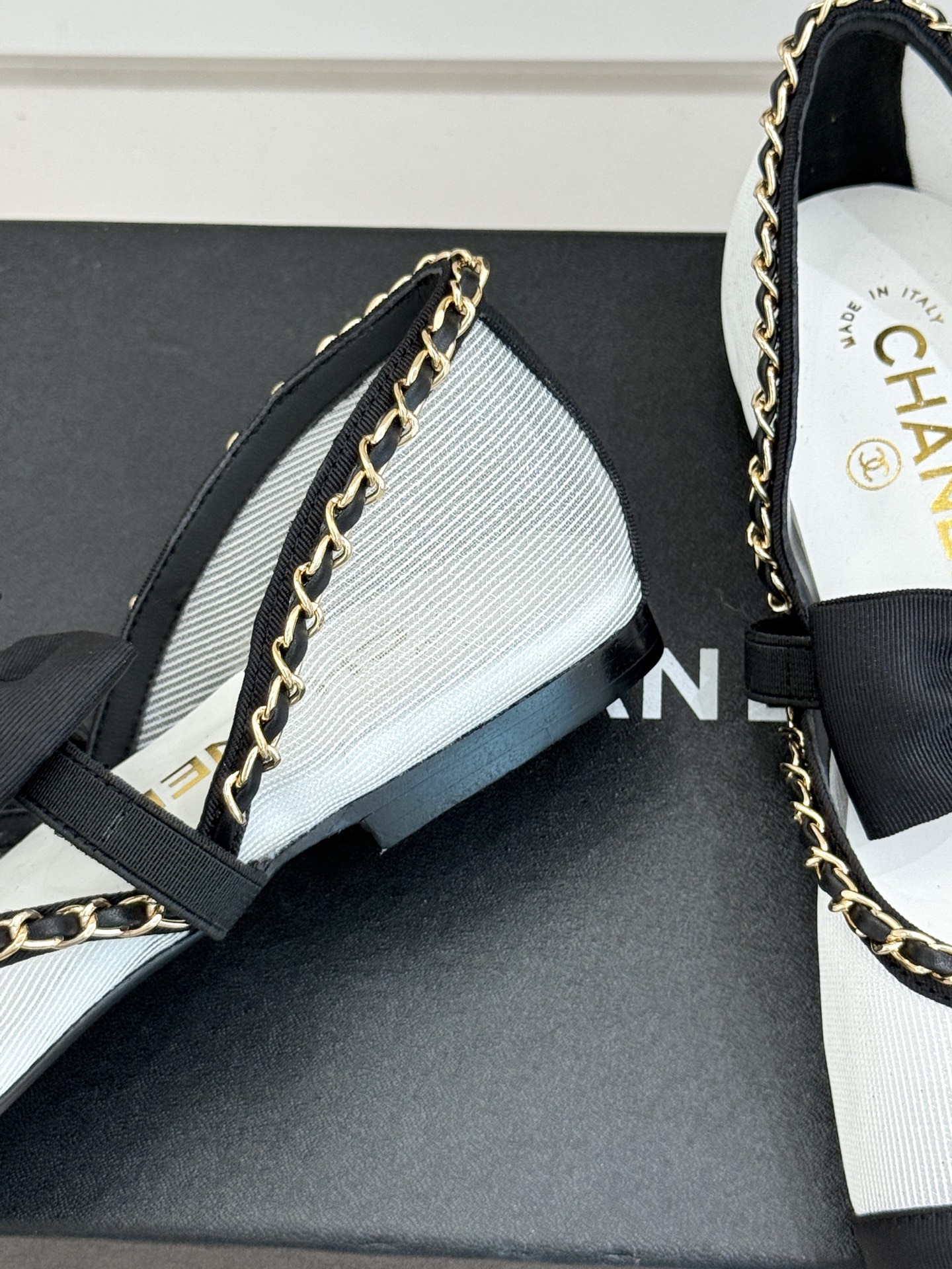 CHANE*｜小香25。春夏新品
中空链条蝴蝶结玛丽珍鞋
法式风情 真是美到心尖尖上啦！
优雅又浪漫的仙