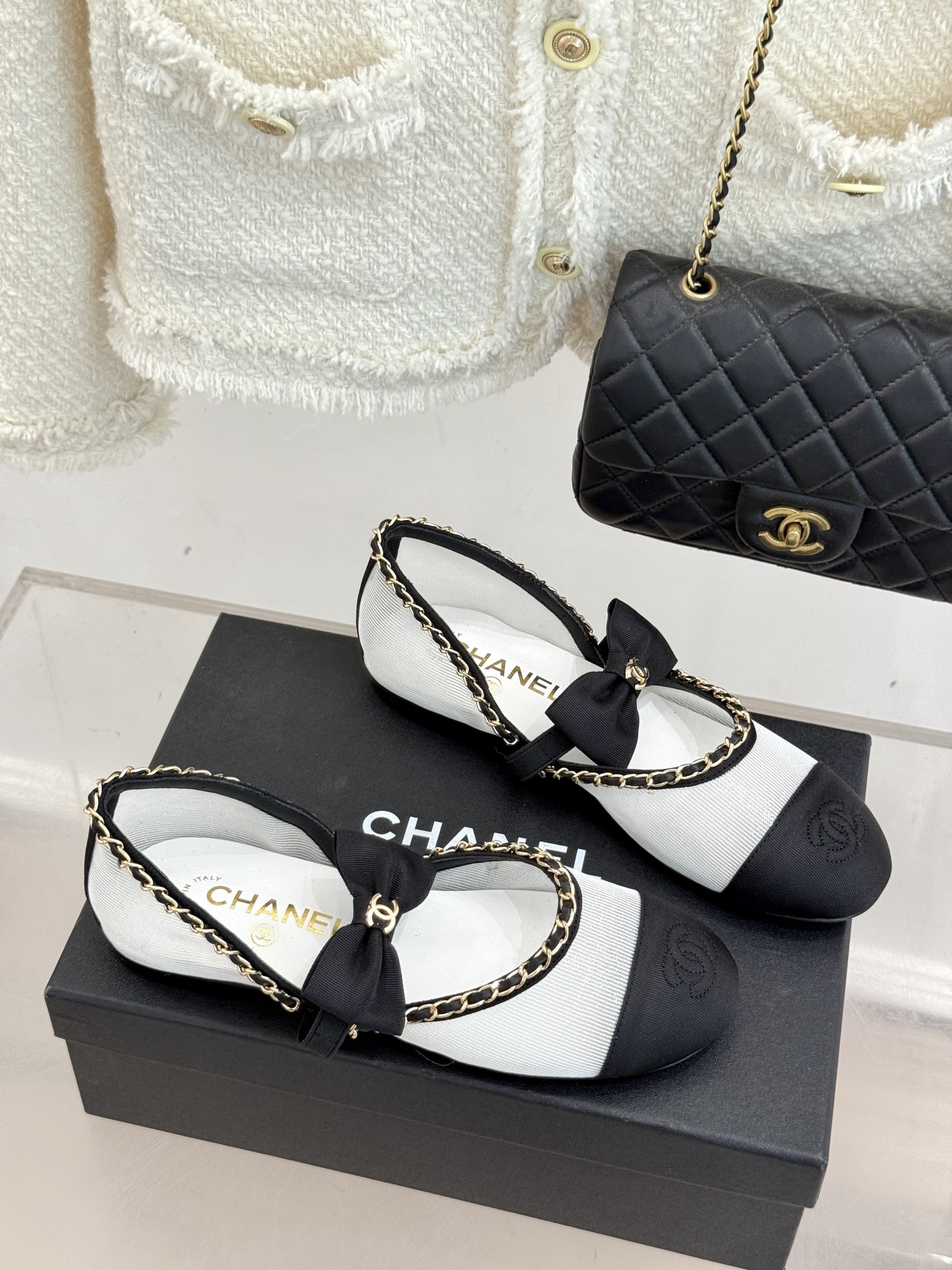 CHANE*｜小香25。春夏新品
中空链条蝴蝶结玛丽珍鞋
法式风情 真是美到心尖尖上啦！
优雅又浪漫的仙