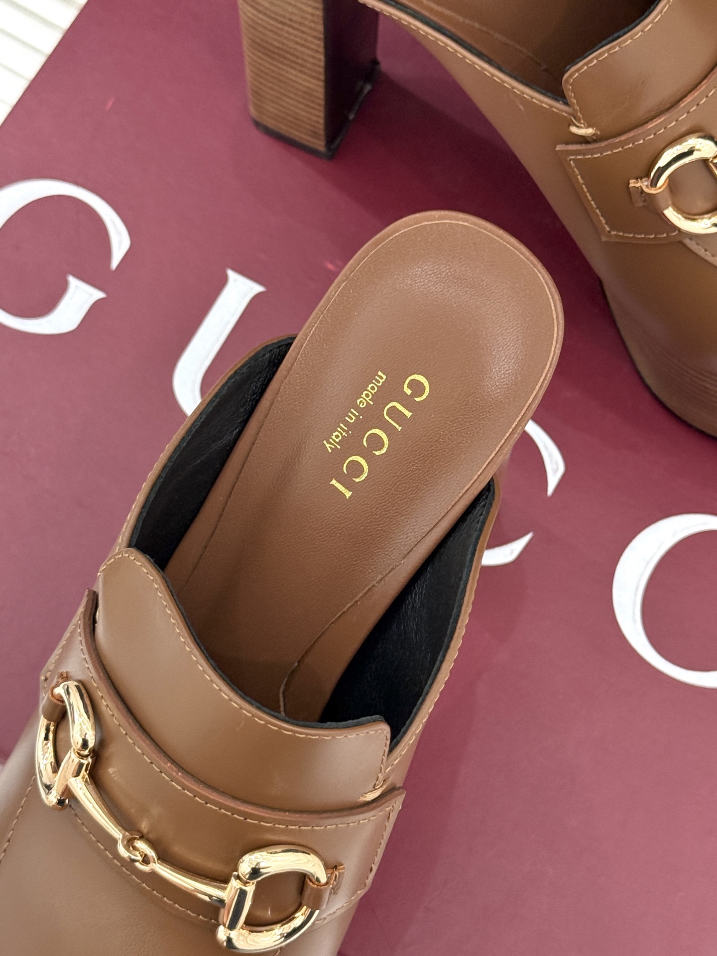 
Gucci/古驰25WF新品防水台马衔扣高跟拖鞋
承袭品牌马术本源的传奇印记
标志性马衔扣以浅金色调闪