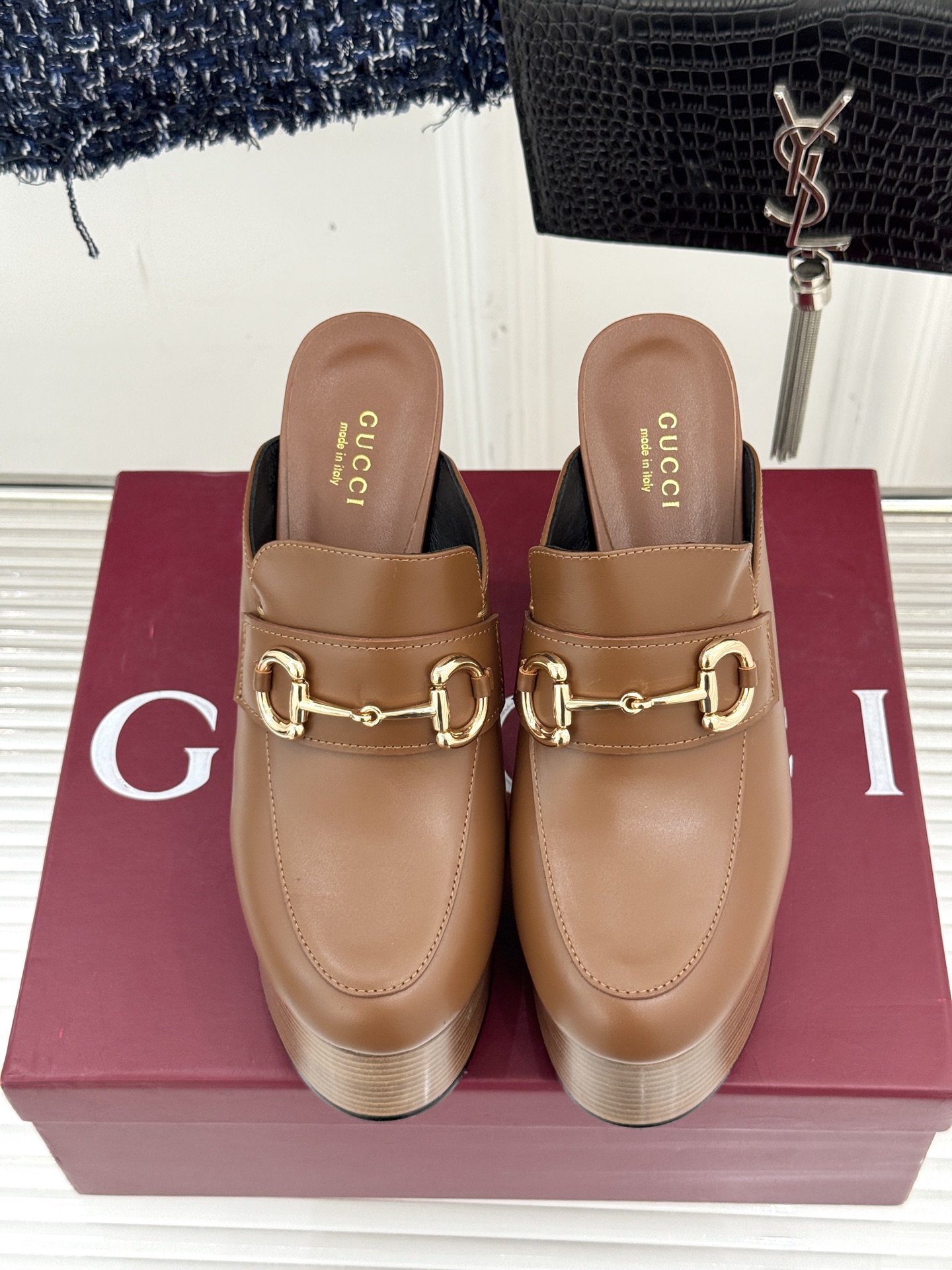 
Gucci/古驰25WF新品防水台马衔扣高跟拖鞋
承袭品牌马术本源的传奇印记
标志性马衔扣以浅金色调闪