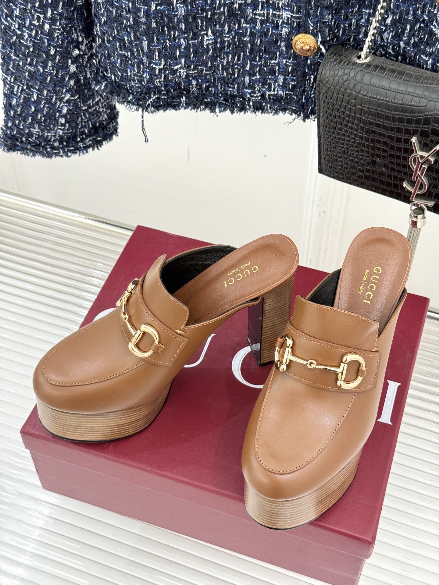 
Gucci/古驰25WF新品防水台马衔扣高跟拖鞋
承袭品牌马术本源的传奇印记
标志性马衔扣以浅金色调闪