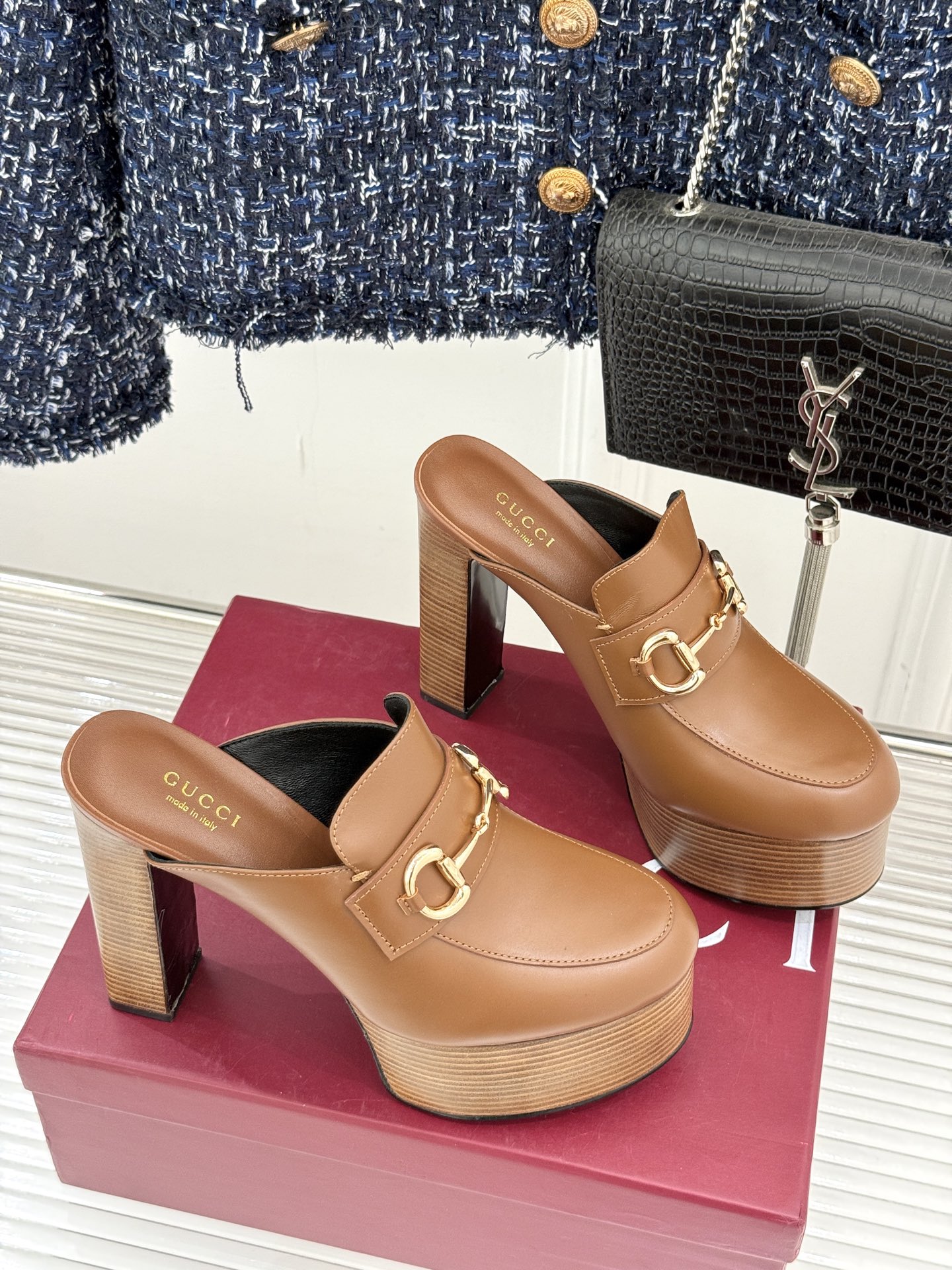 
Gucci/古驰25WF新品防水台马衔扣高跟拖鞋
承袭品牌马术本源的传奇印记
标志性马衔扣以浅金色调闪