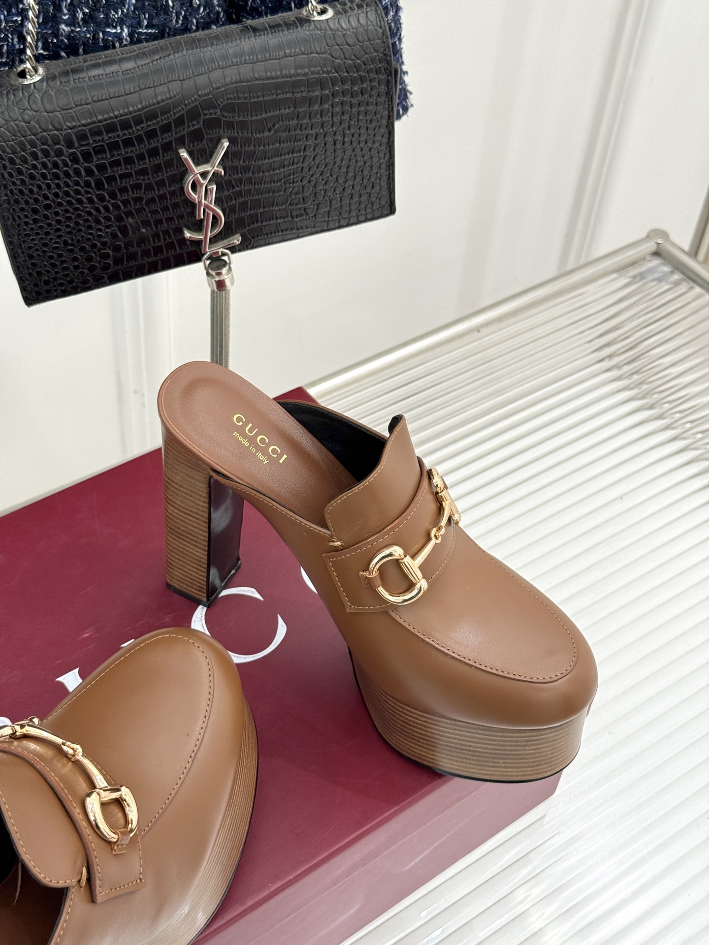 
Gucci/古驰25WF新品防水台马衔扣高跟拖鞋
承袭品牌马术本源的传奇印记
标志性马衔扣以浅金色调闪