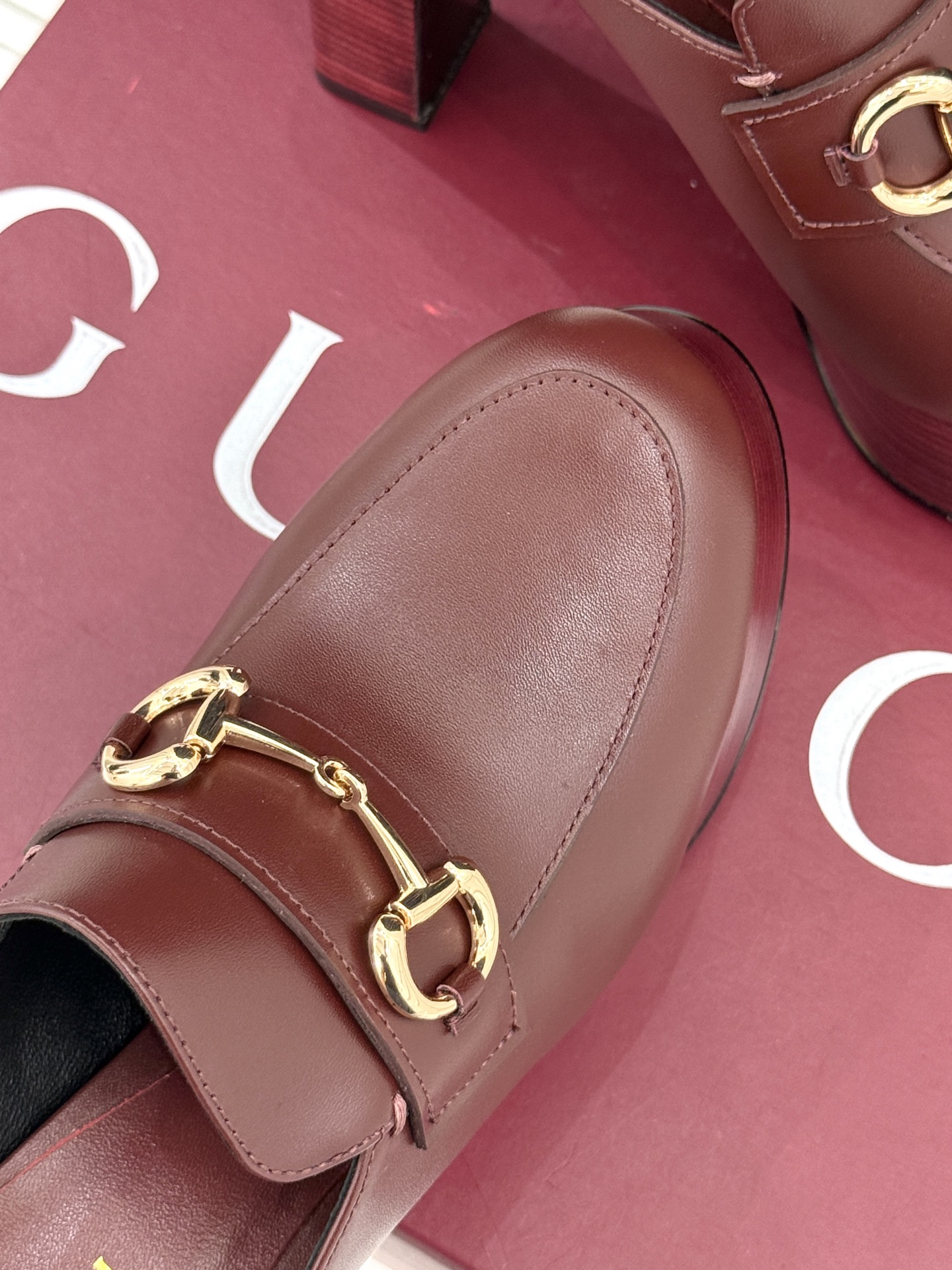 
Gucci/古驰25WF新品防水台马衔扣高跟拖鞋
承袭品牌马术本源的传奇印记
标志性马衔扣以浅金色调闪