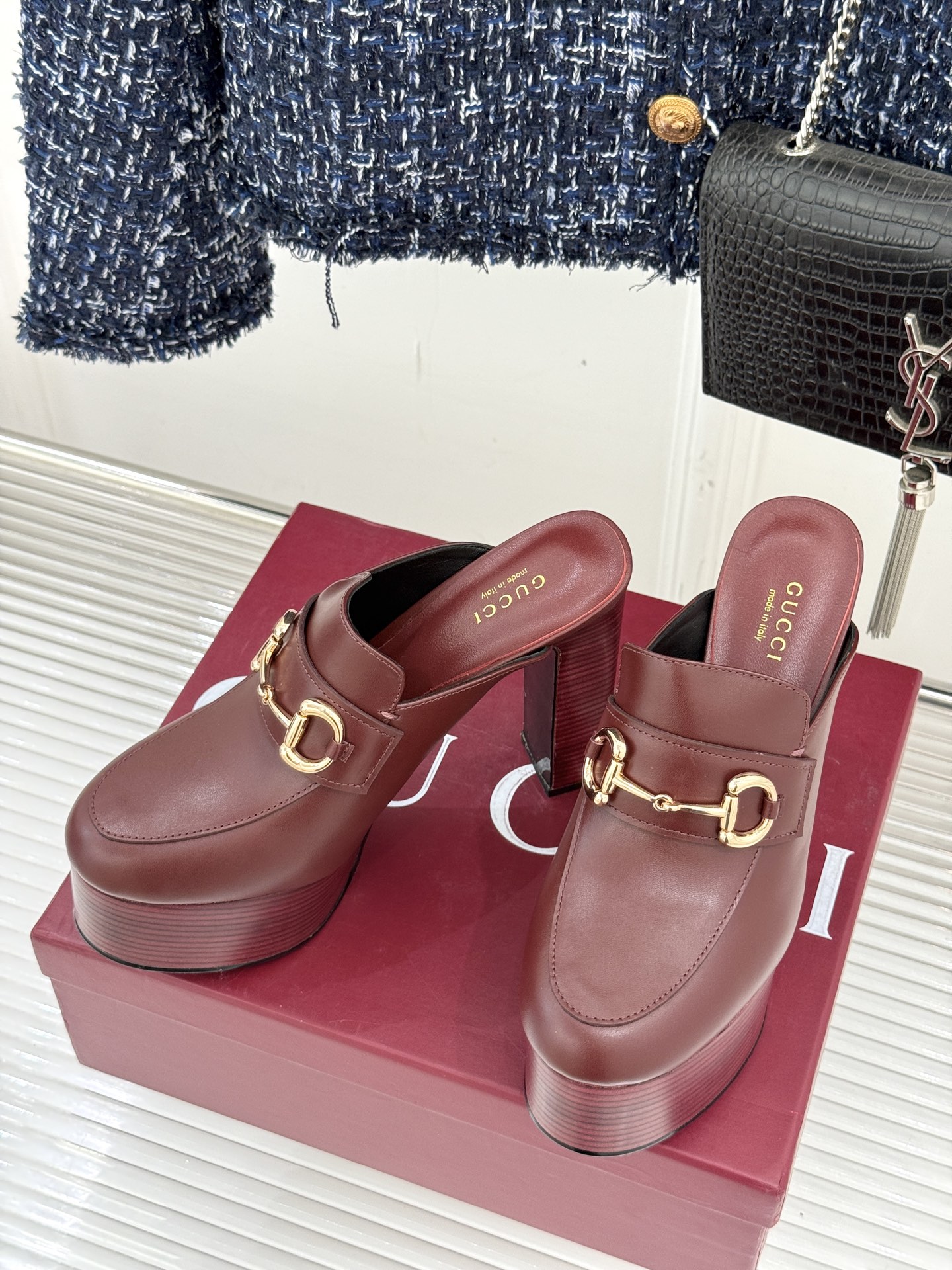 
Gucci/古驰25WF新品防水台马衔扣高跟拖鞋
承袭品牌马术本源的传奇印记
标志性马衔扣以浅金色调闪