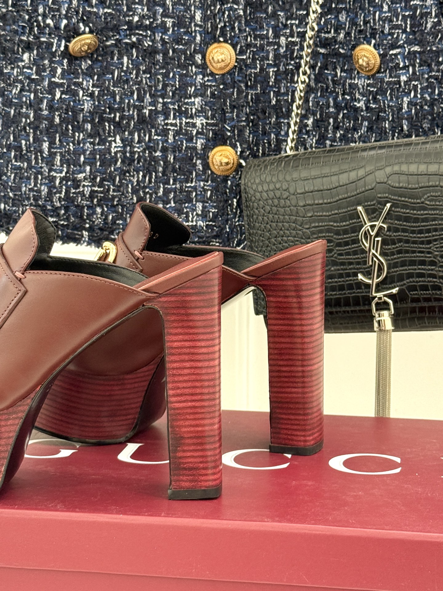 
Gucci/古驰25WF新品防水台马衔扣高跟拖鞋
承袭品牌马术本源的传奇印记
标志性马衔扣以浅金色调闪