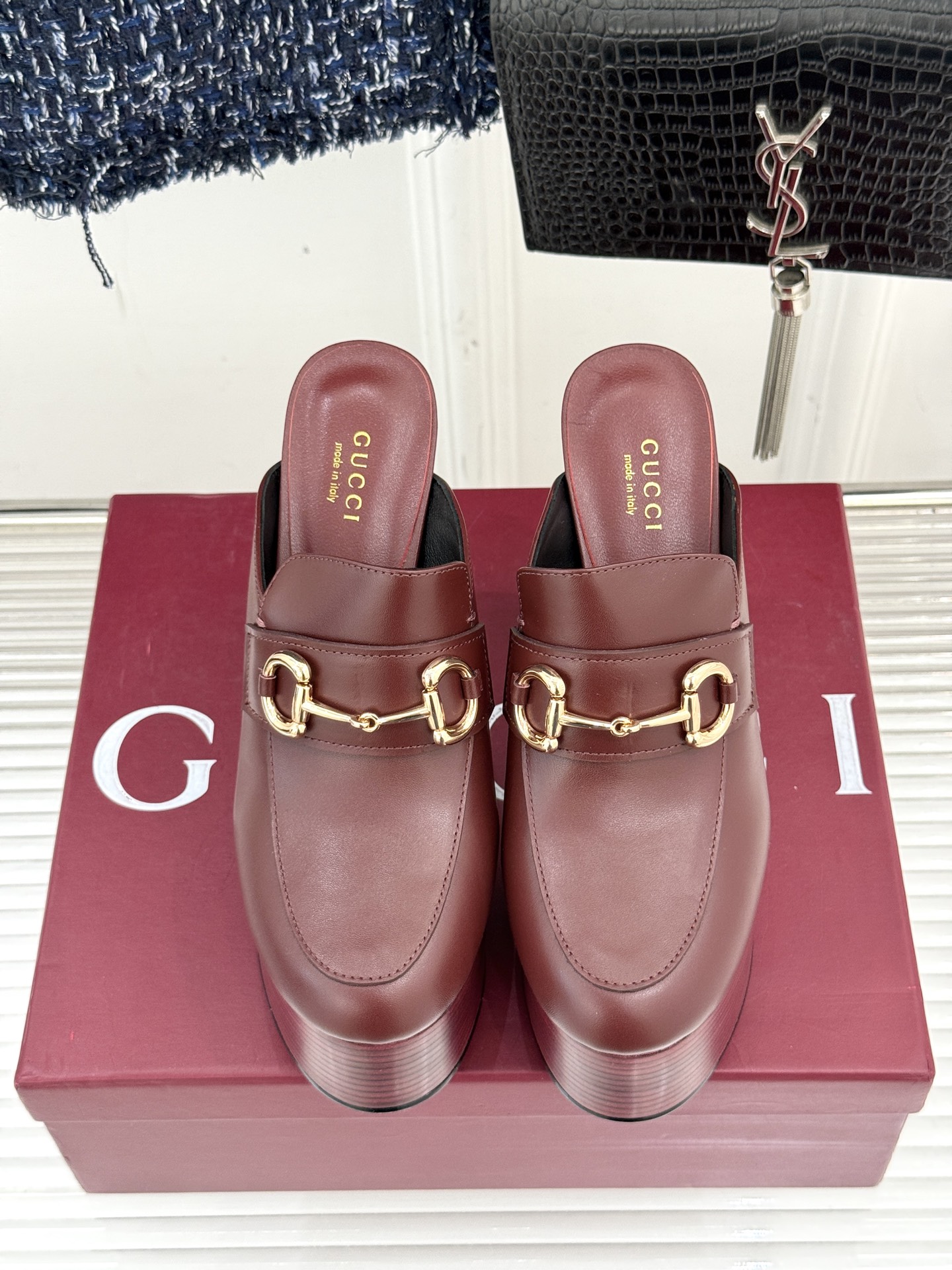 
Gucci/古驰25WF新品防水台马衔扣高跟拖鞋
承袭品牌马术本源的传奇印记
标志性马衔扣以浅金色调闪