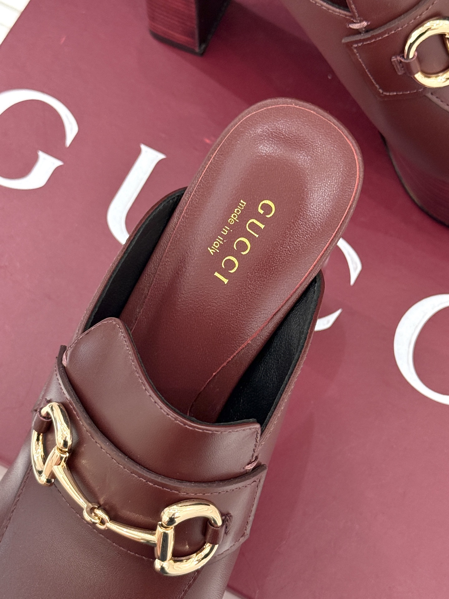 
Gucci/古驰25WF新品防水台马衔扣高跟拖鞋
承袭品牌马术本源的传奇印记
标志性马衔扣以浅金色调闪