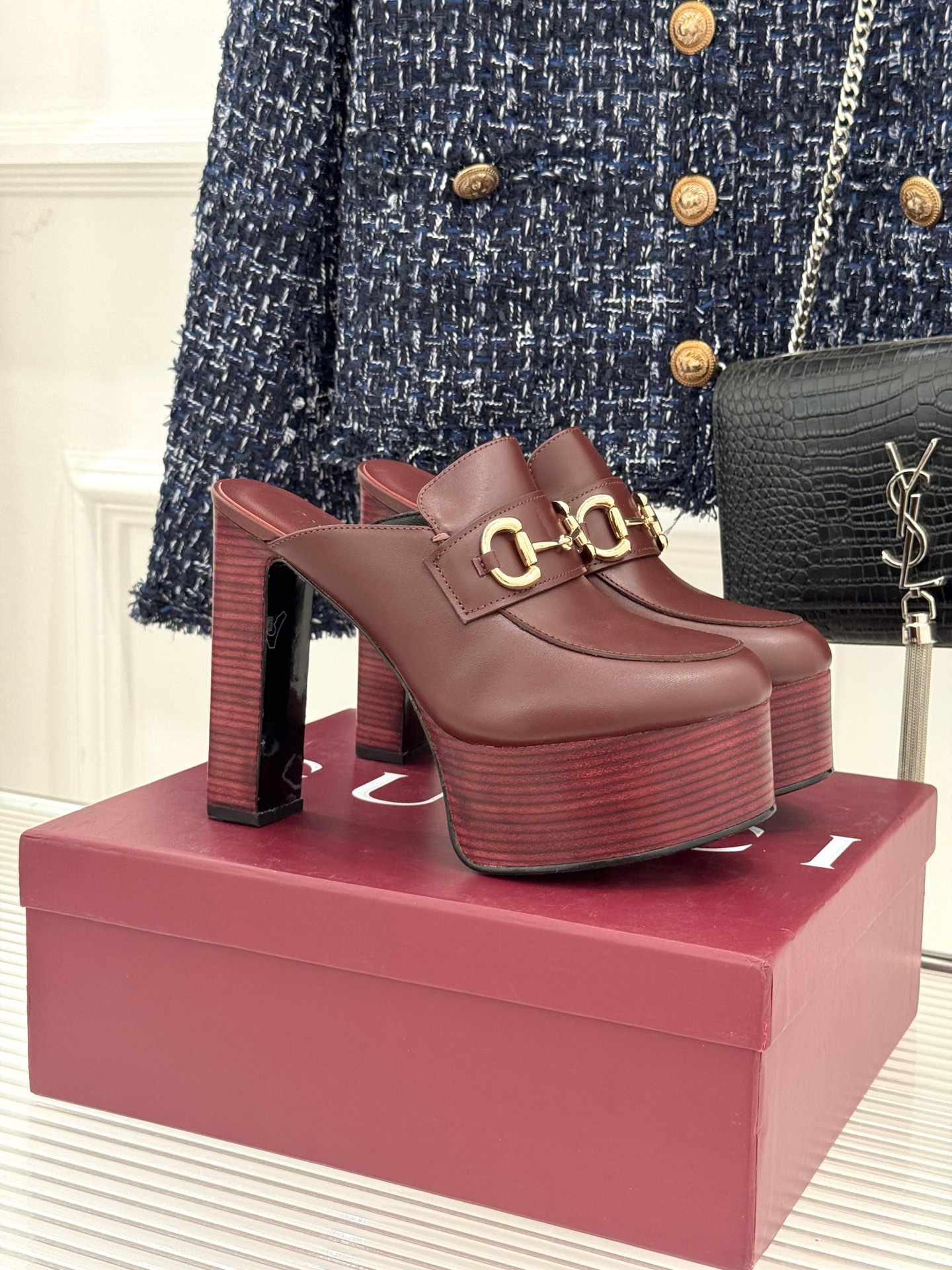 
Gucci/古驰25WF新品防水台马衔扣高跟拖鞋
承袭品牌马术本源的传奇印记
标志性马衔扣以浅金色调闪