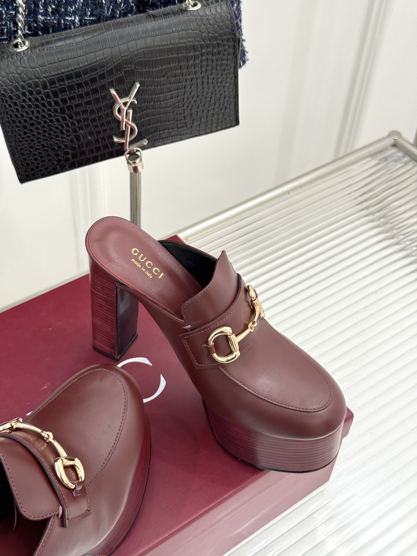 
Gucci/古驰25WF新品防水台马衔扣高跟拖鞋
承袭品牌马术本源的传奇印记
标志性马衔扣以浅金色调闪