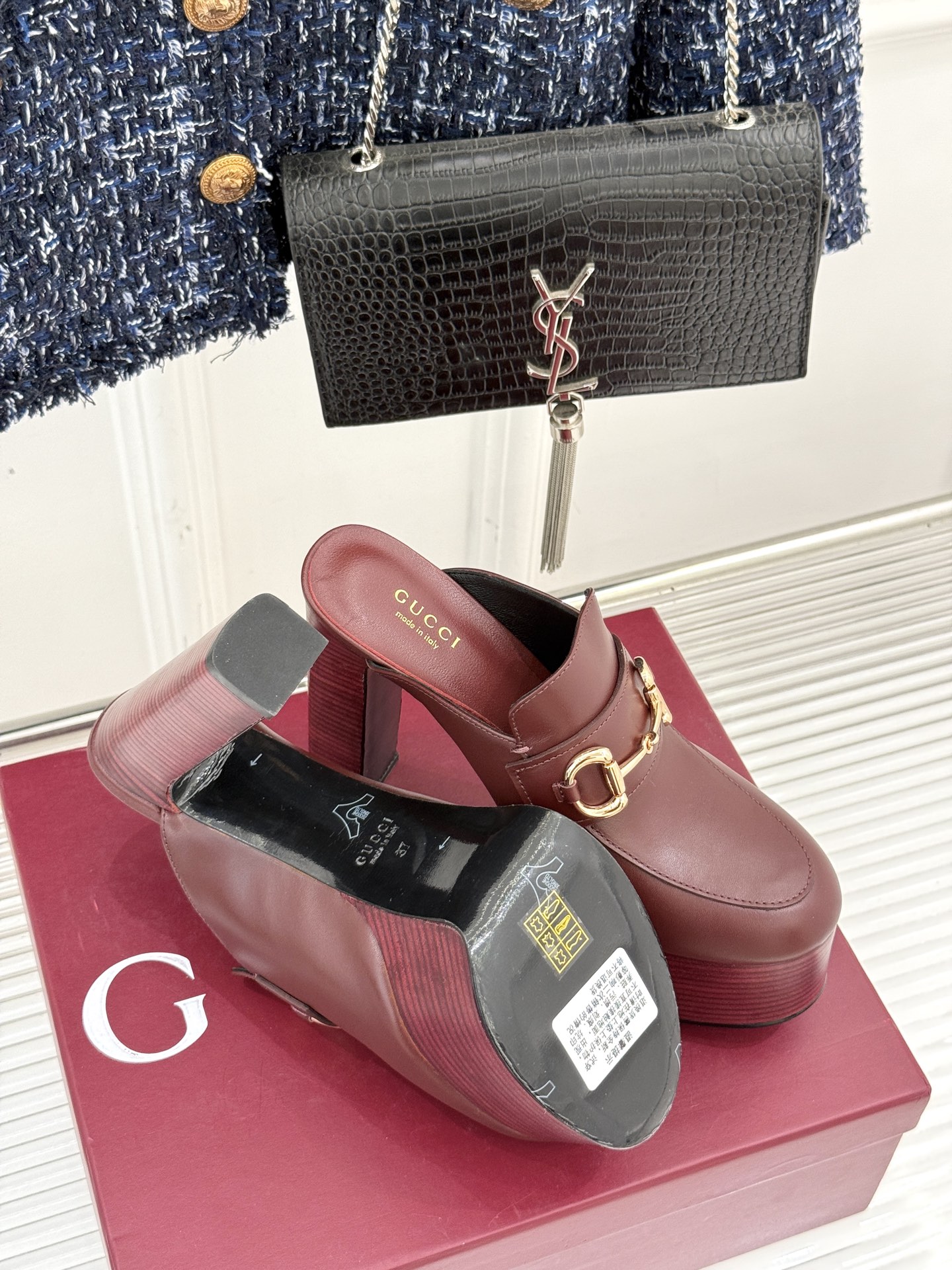 
Gucci/古驰25WF新品防水台马衔扣高跟拖鞋
承袭品牌马术本源的传奇印记
标志性马衔扣以浅金色调闪