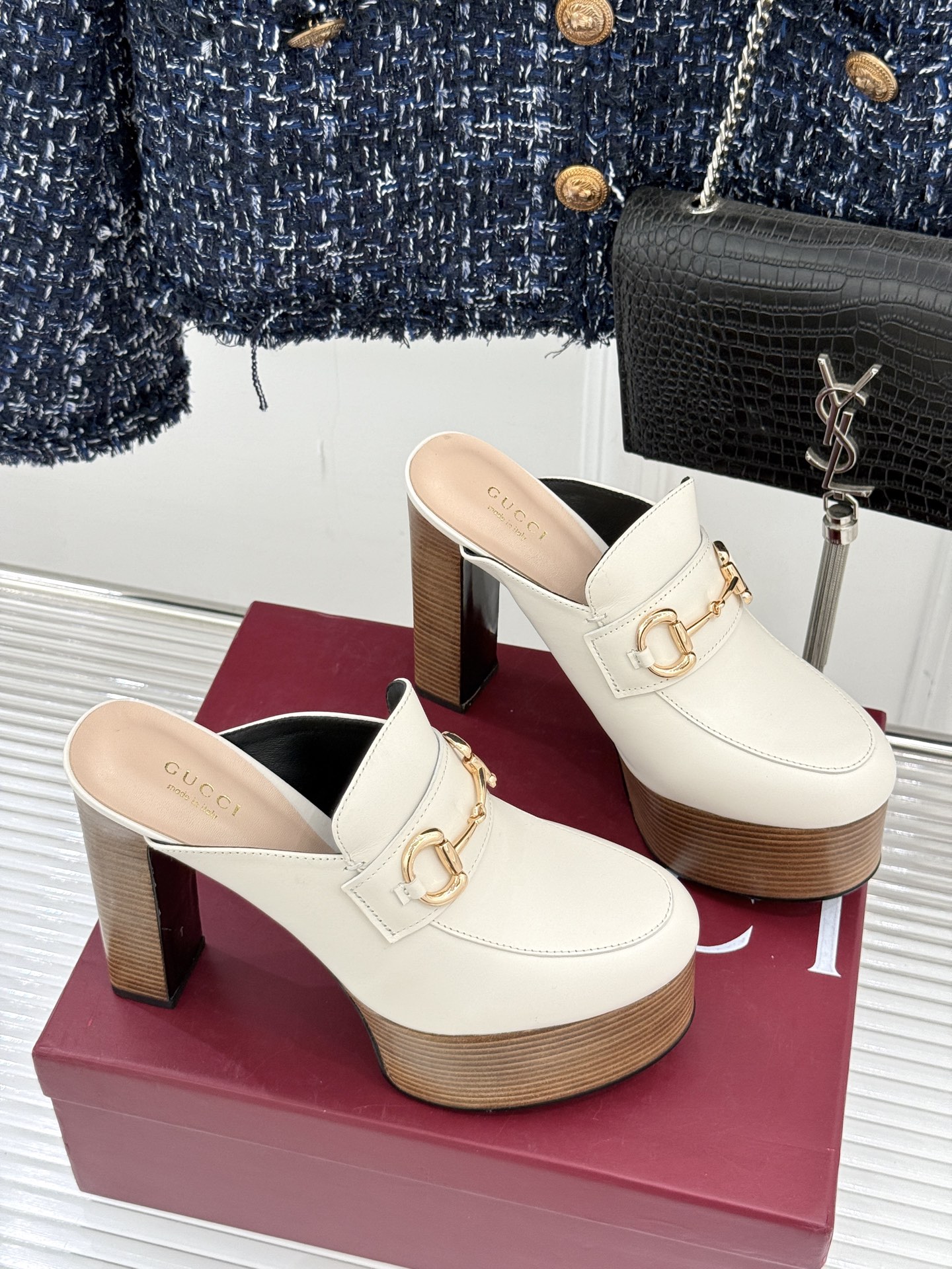 
Gucci/古驰25WF新品防水台马衔扣高跟拖鞋
承袭品牌马术本源的传奇印记
标志性马衔扣以浅金色调闪