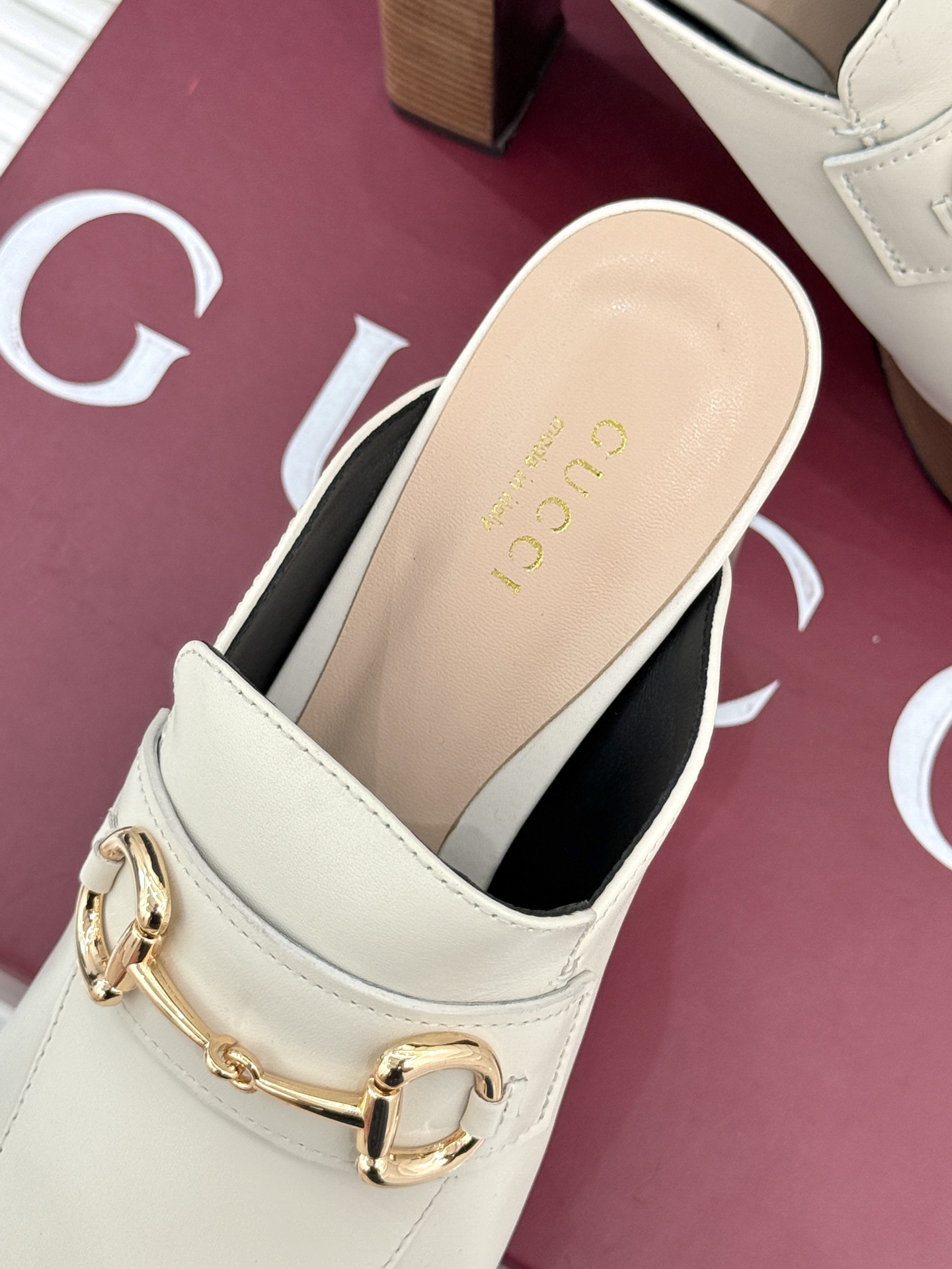 
Gucci/古驰25WF新品防水台马衔扣高跟拖鞋
承袭品牌马术本源的传奇印记
标志性马衔扣以浅金色调闪