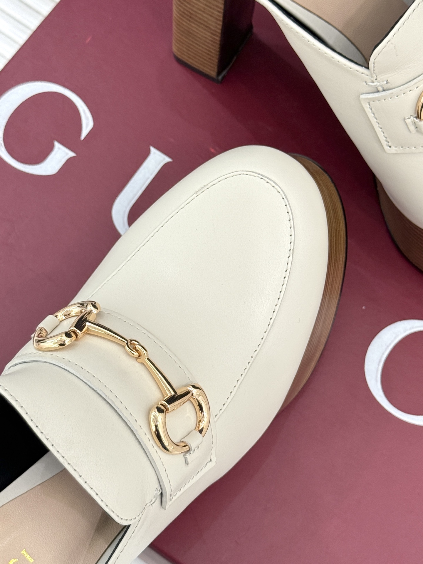 
Gucci/古驰25WF新品防水台马衔扣高跟拖鞋
承袭品牌马术本源的传奇印记
标志性马衔扣以浅金色调闪