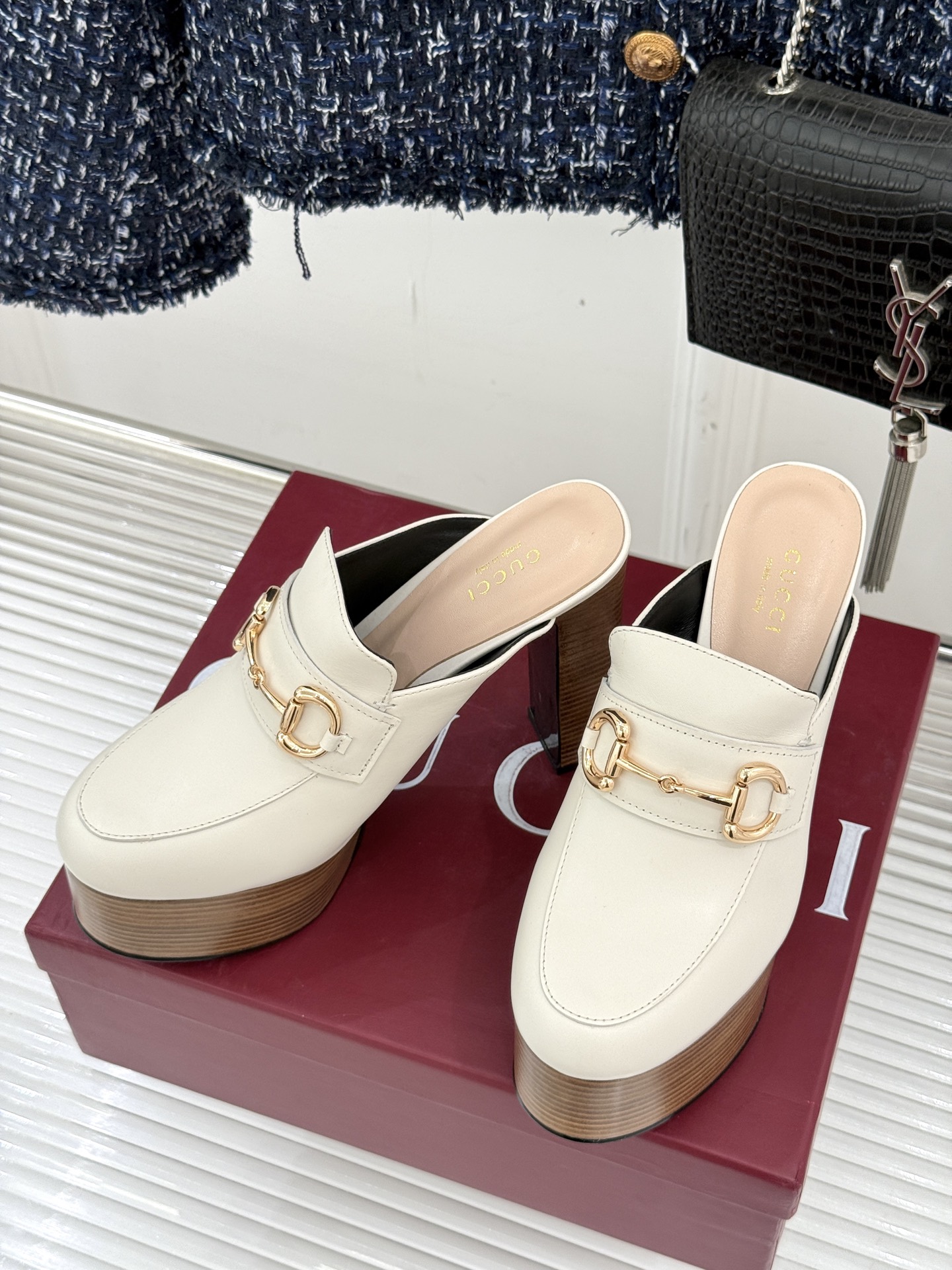 
Gucci/古驰25WF新品防水台马衔扣高跟拖鞋
承袭品牌马术本源的传奇印记
标志性马衔扣以浅金色调闪