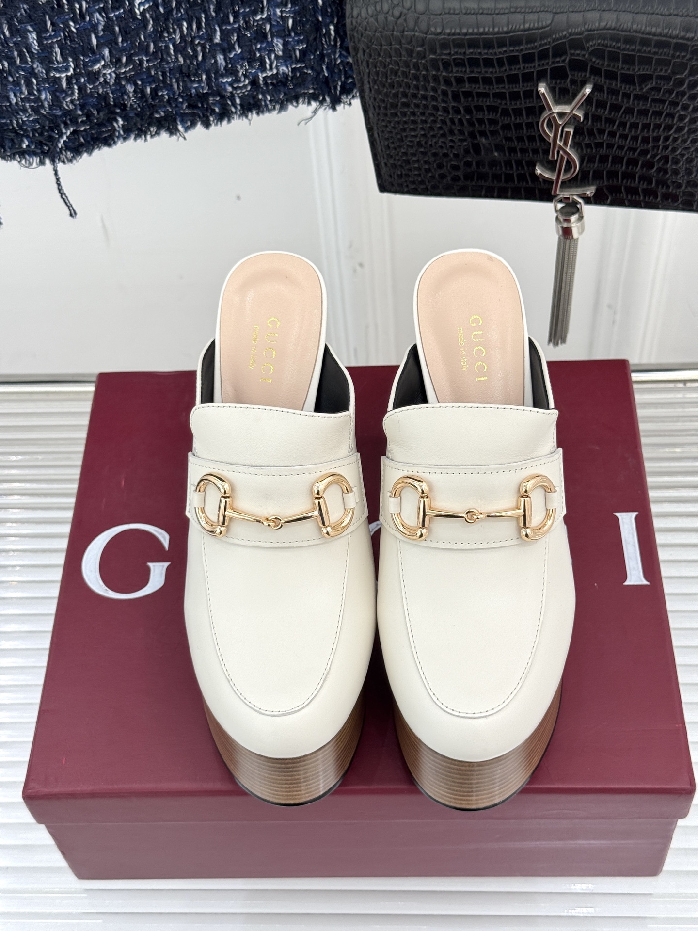 
Gucci/古驰25WF新品防水台马衔扣高跟拖鞋
承袭品牌马术本源的传奇印记
标志性马衔扣以浅金色调闪
