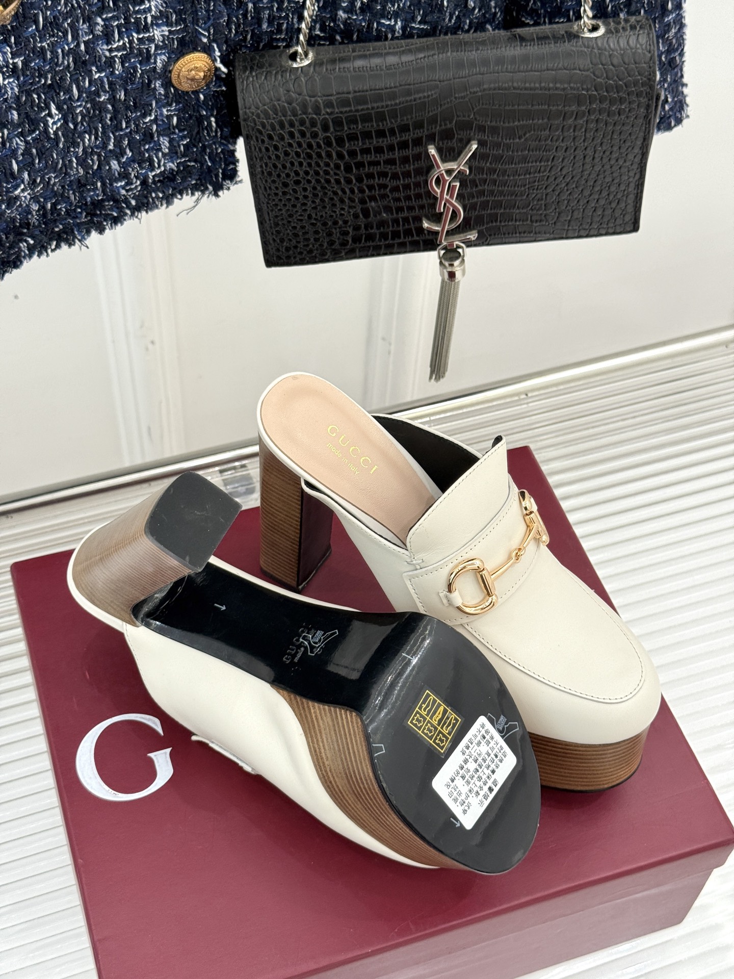 
Gucci/古驰25WF新品防水台马衔扣高跟拖鞋
承袭品牌马术本源的传奇印记
标志性马衔扣以浅金色调闪
