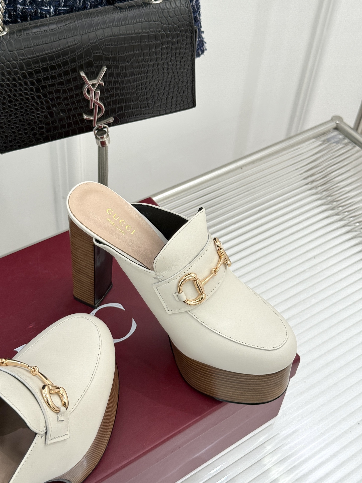 
Gucci/古驰25WF新品防水台马衔扣高跟拖鞋
承袭品牌马术本源的传奇印记
标志性马衔扣以浅金色调闪