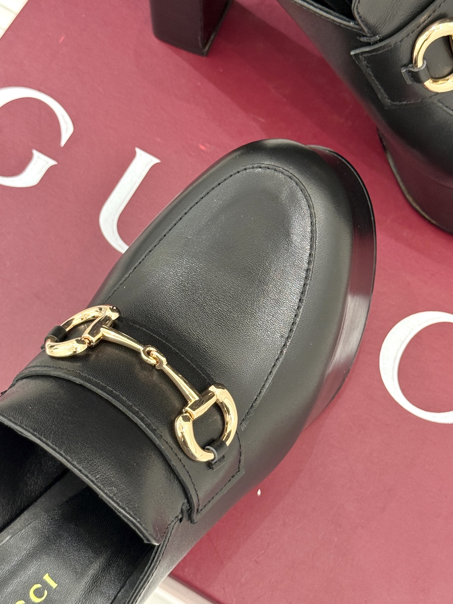
Gucci/古驰25WF新品防水台马衔扣高跟拖鞋
承袭品牌马术本源的传奇印记
标志性马衔扣以浅金色调闪