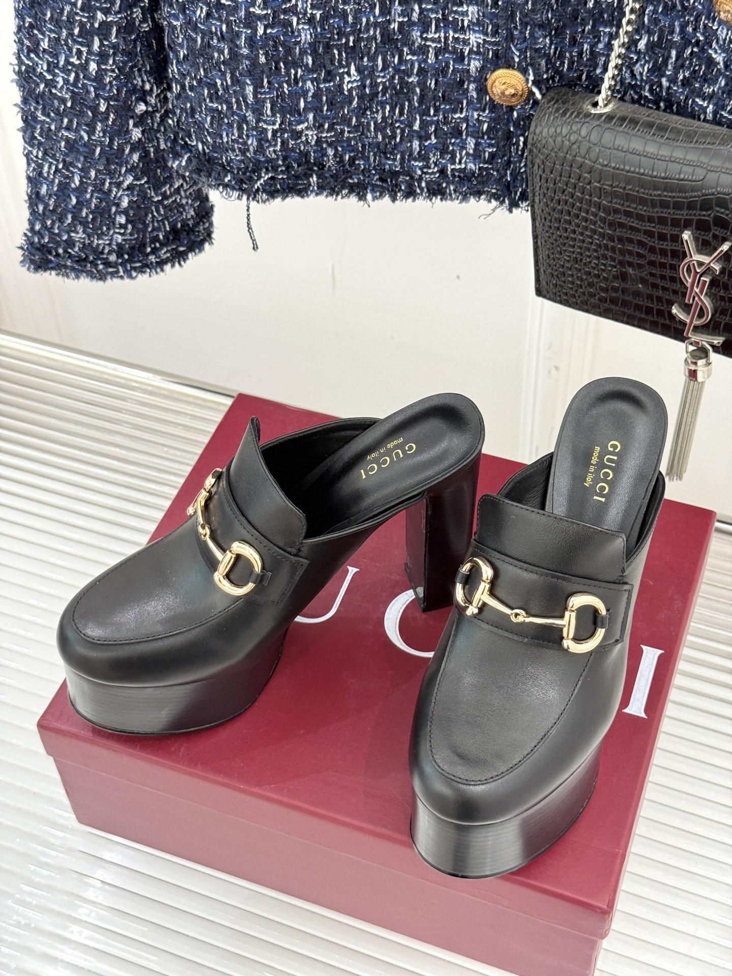 
Gucci/古驰25WF新品防水台马衔扣高跟拖鞋
承袭品牌马术本源的传奇印记
标志性马衔扣以浅金色调闪