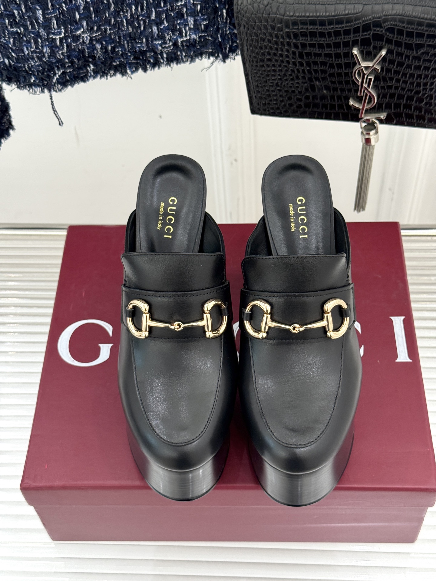 
Gucci/古驰25WF新品防水台马衔扣高跟拖鞋
承袭品牌马术本源的传奇印记
标志性马衔扣以浅金色调闪